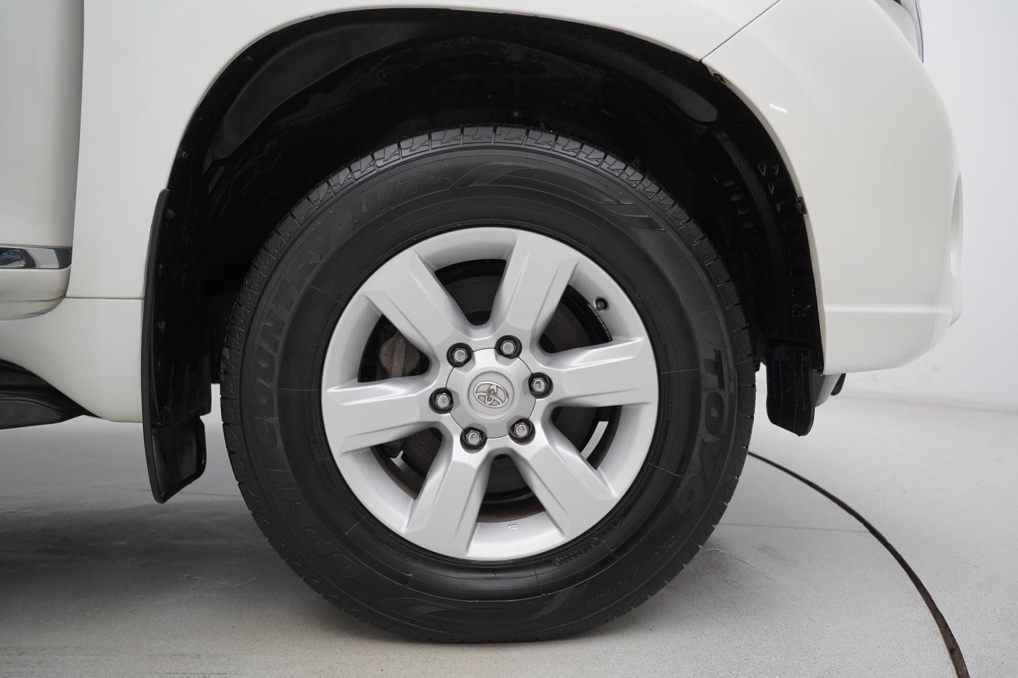 Toyota Land Cruiser 2.8D Invincible SUV 5dr Diesel Auto 4WD Euro 6 (7 Seats) (177 ps)