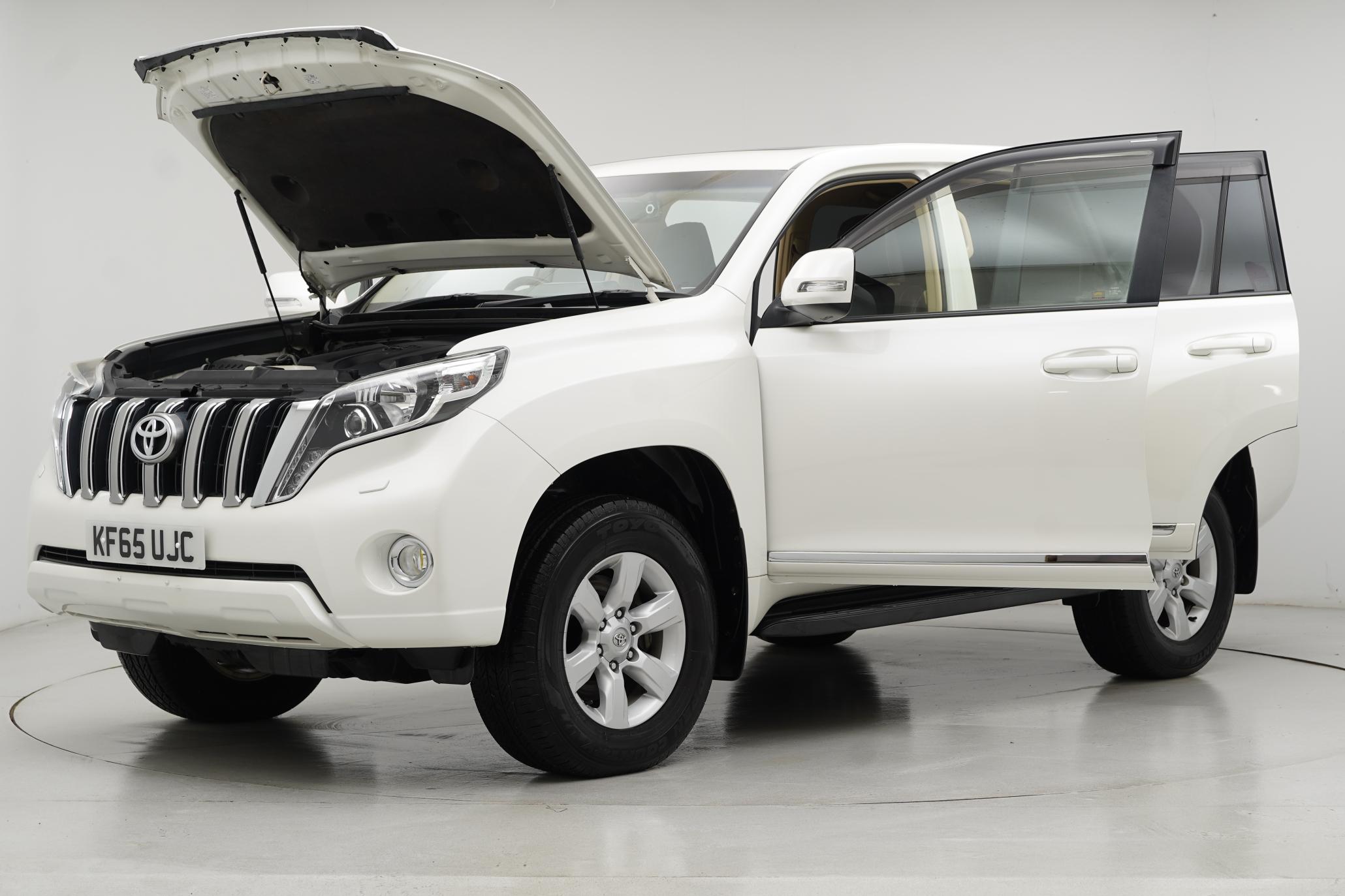 Toyota Land Cruiser 2.8D Invincible SUV 5dr Diesel Auto 4WD Euro 6 (7 Seats) (177 ps)