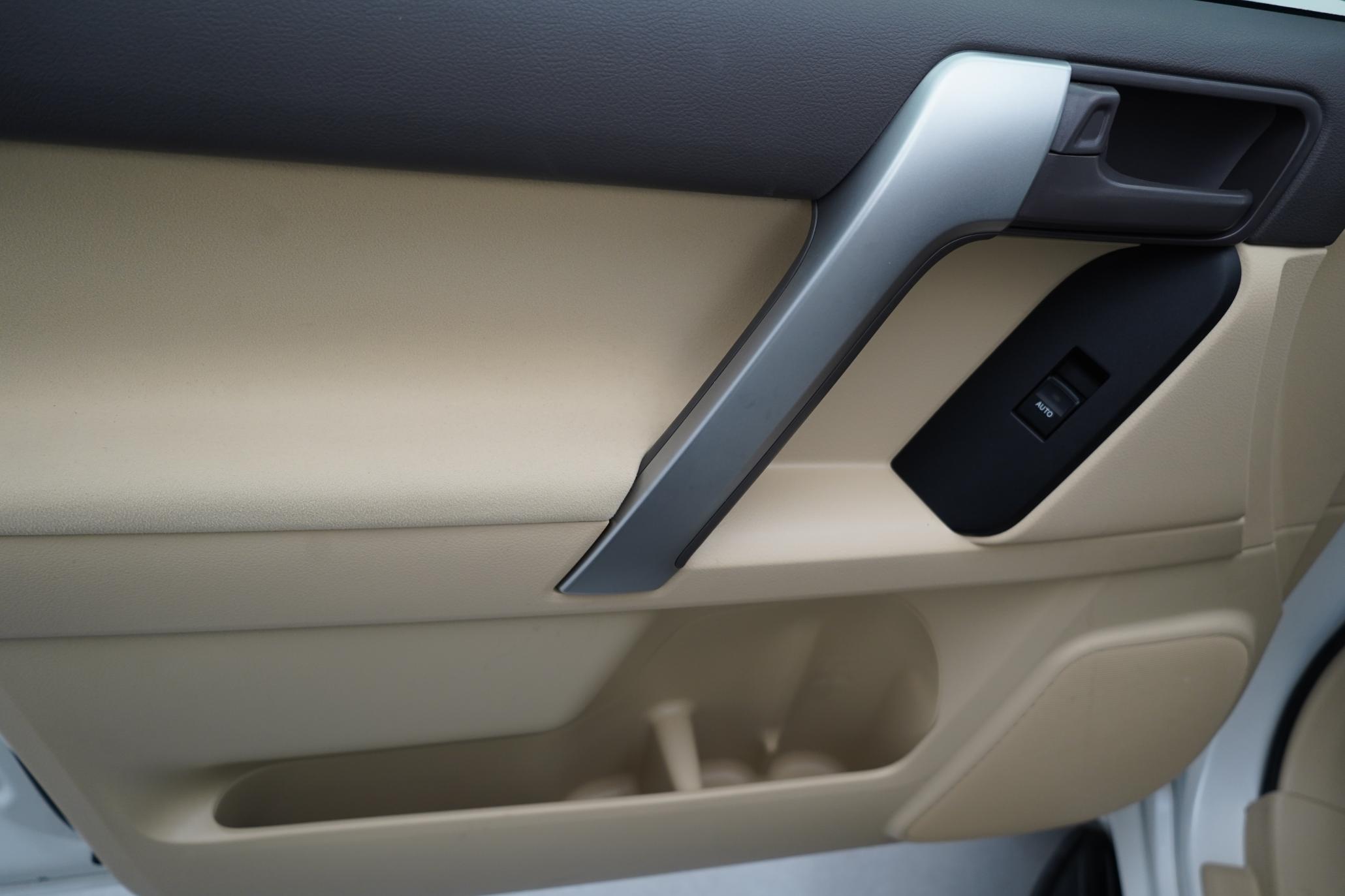 Toyota Land Cruiser 2.8D Invincible SUV 5dr Diesel Auto 4WD Euro 6 (7 Seats) (177 ps)