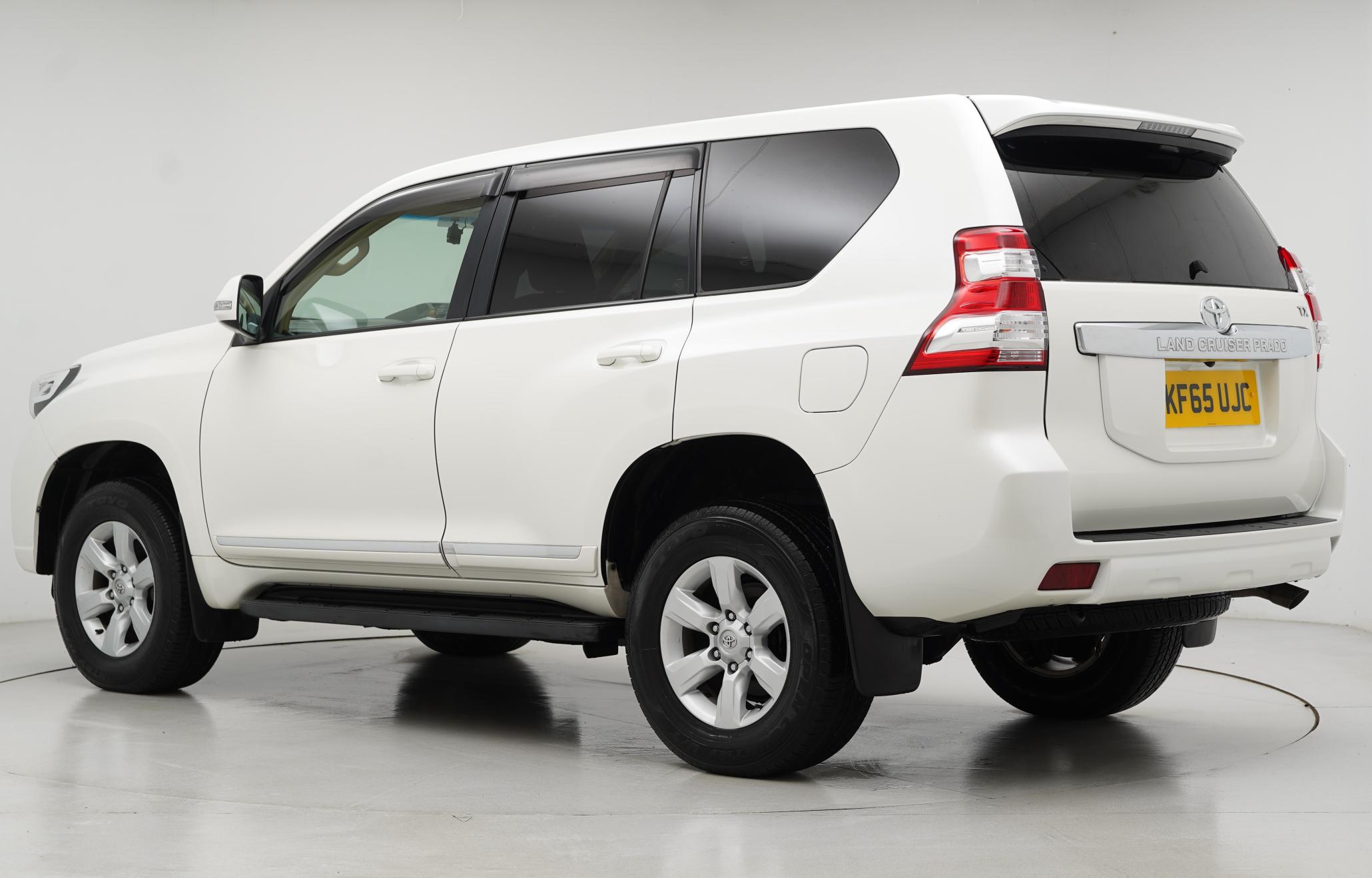 Toyota Land Cruiser 2.8D Invincible SUV 5dr Diesel Auto 4WD Euro 6 (7 Seats) (177 ps)