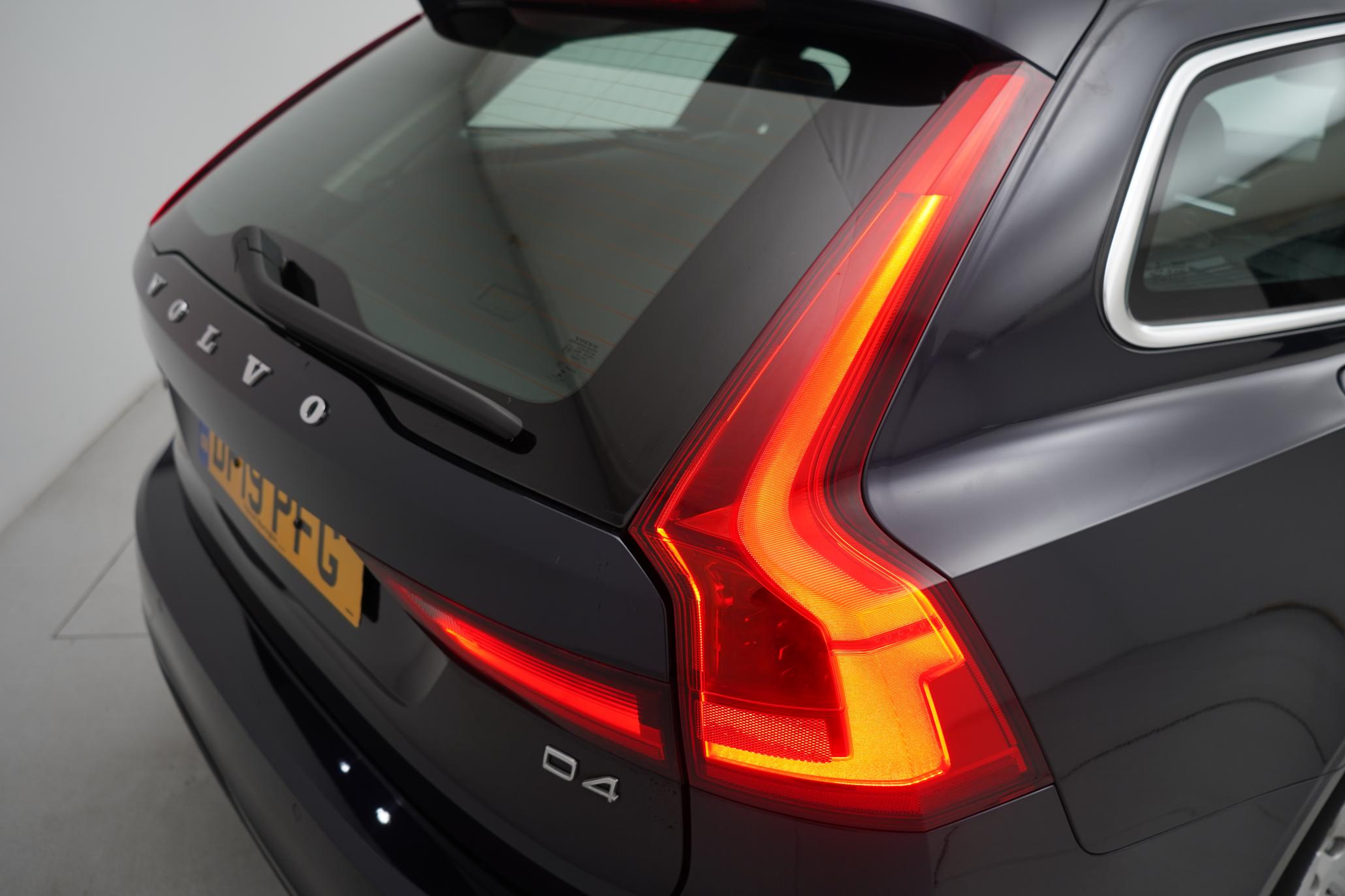 Volvo V90 2.0 D4 Momentum Estate 5dr Diesel Auto Euro 6 (s/s) (190 ps)