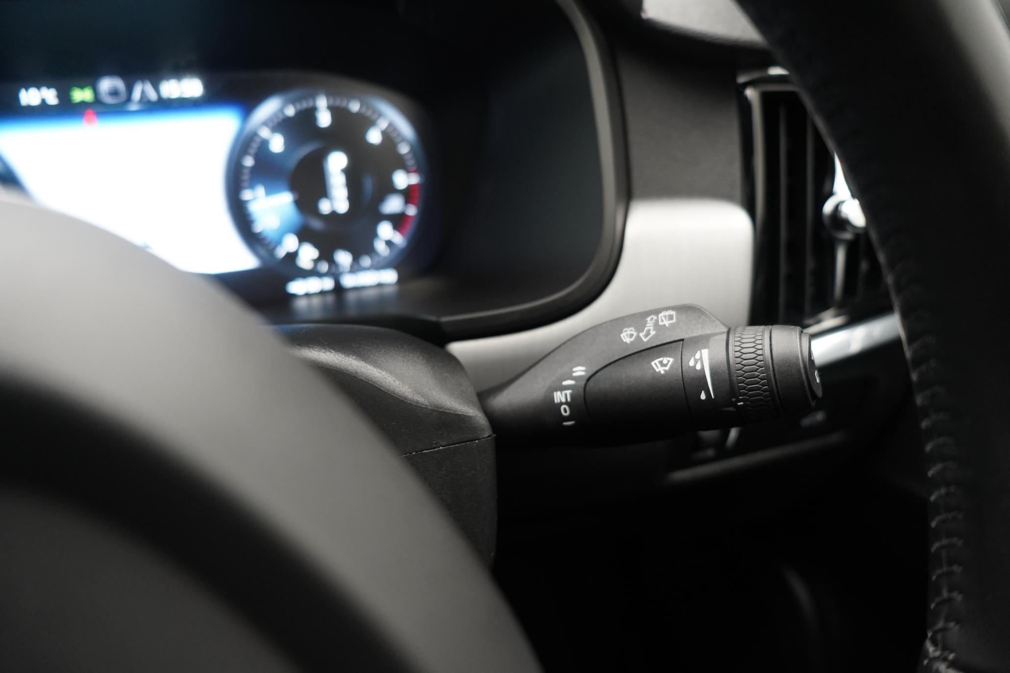 Volvo V90 2.0 D4 Momentum Estate 5dr Diesel Auto Euro 6 (s/s) (190 ps)