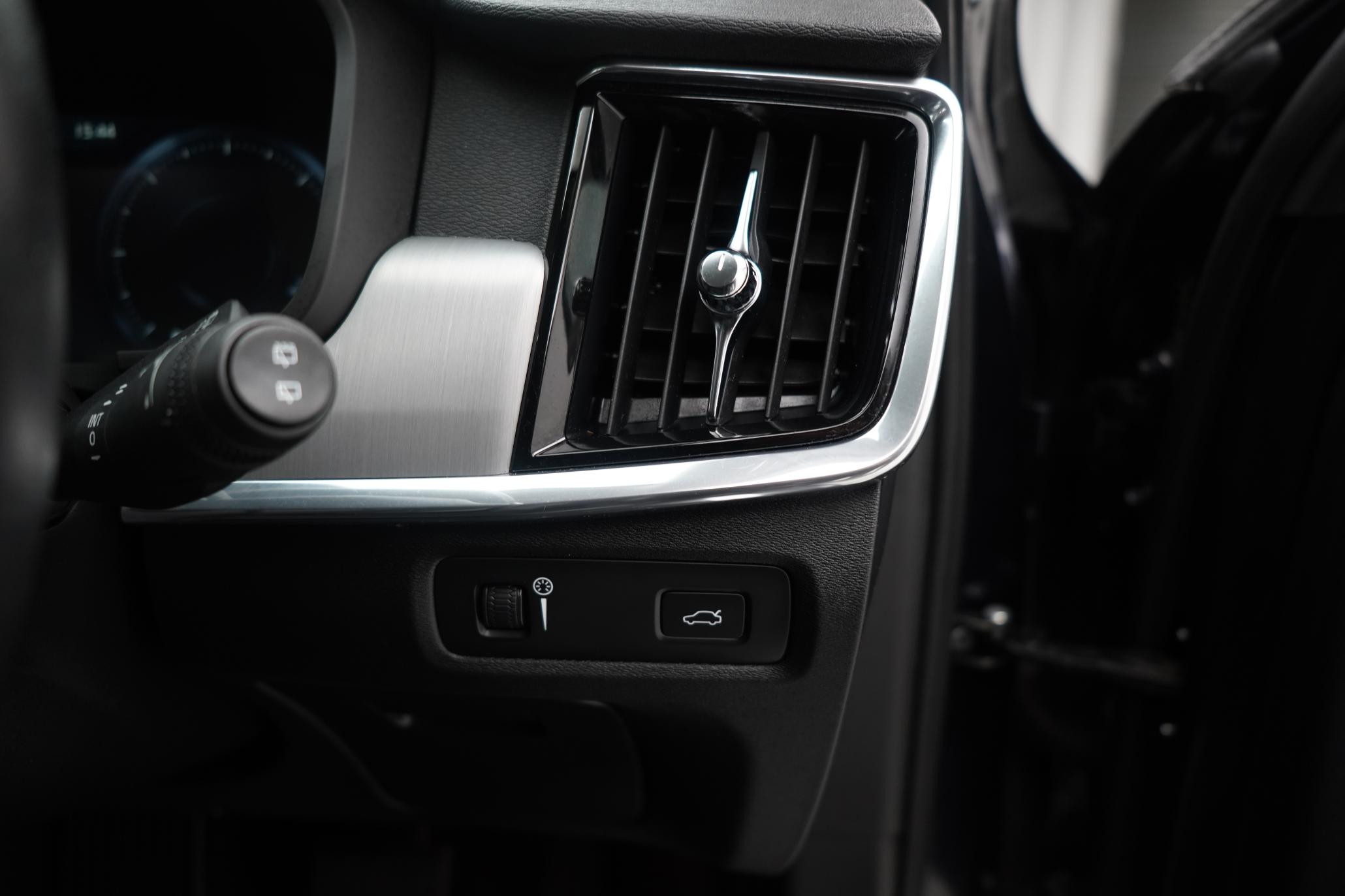 Volvo V90 2.0 D4 Momentum Estate 5dr Diesel Auto Euro 6 (s/s) (190 ps)