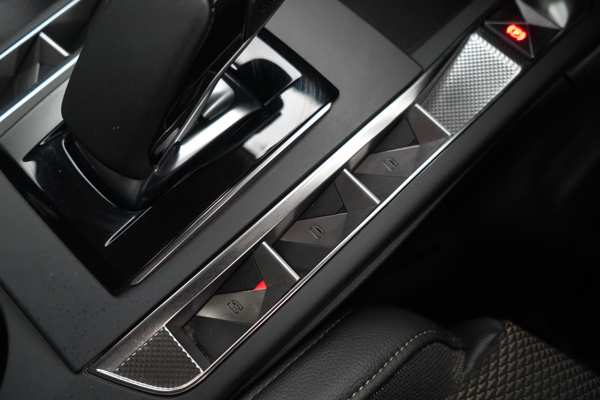 DS AUTOMOBILES DS 3 CROSSBACK E-TENSE 50kWh Prestige Crossback 5dr Electric Auto (136 ps)