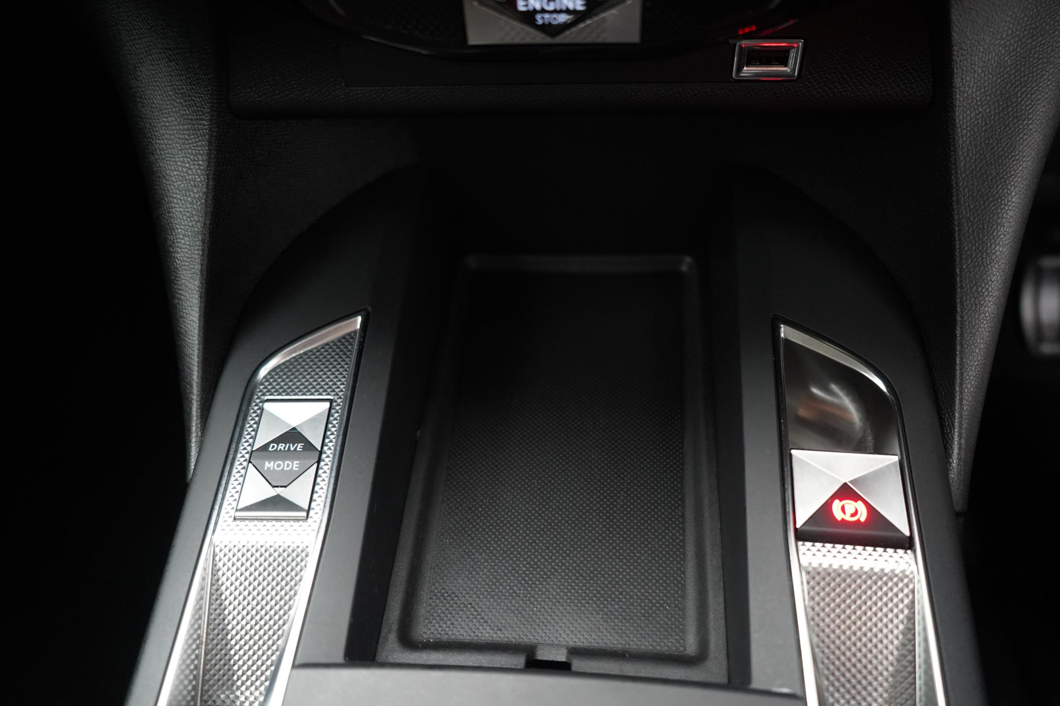DS AUTOMOBILES DS 3 CROSSBACK E-TENSE 50kWh Prestige Crossback 5dr Electric Auto (136 ps)