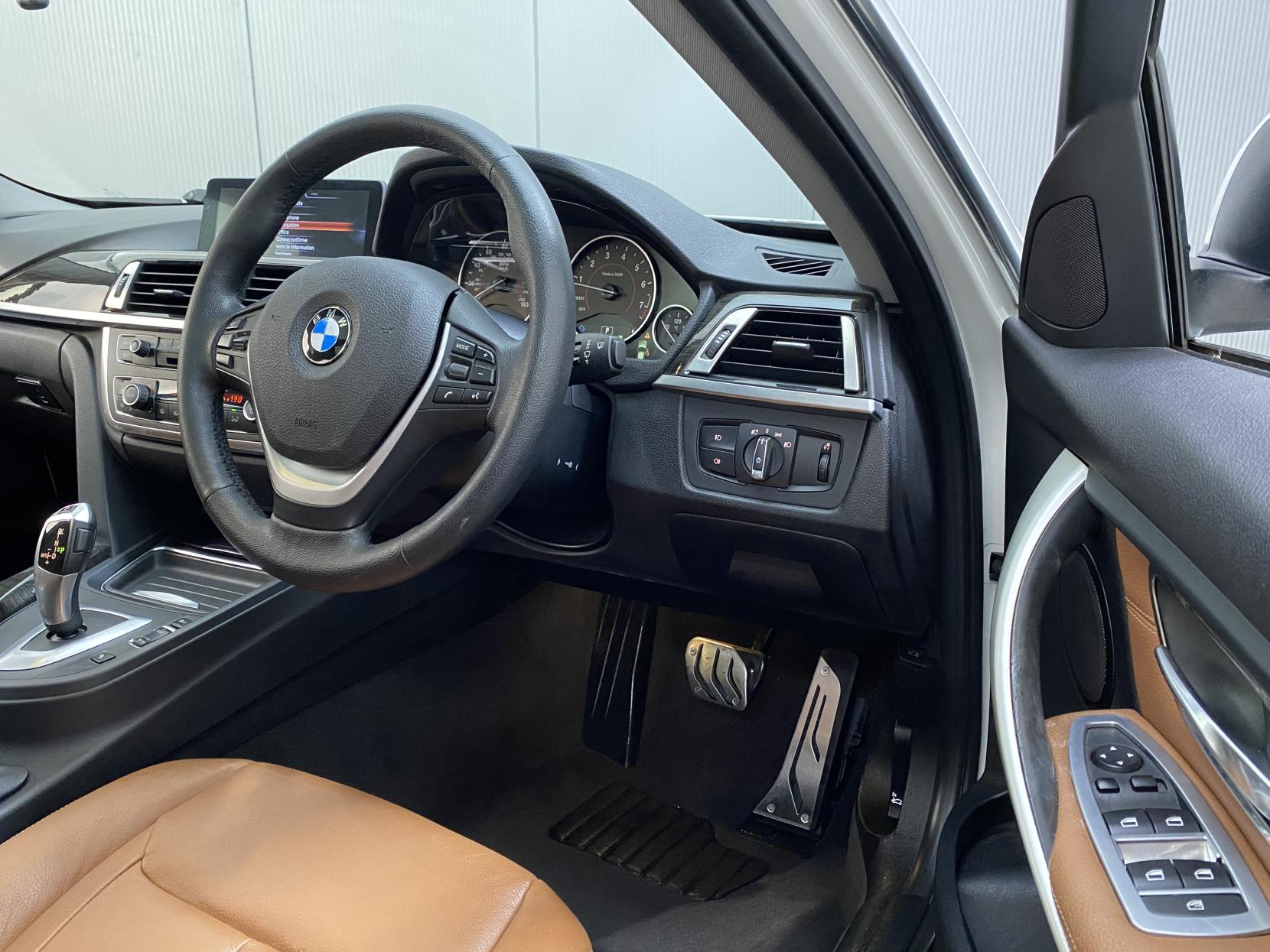BMW 3 Series 3.0 335i Luxury Touring 5dr Petrol Auto Euro 5 (s/s) (306 ps)