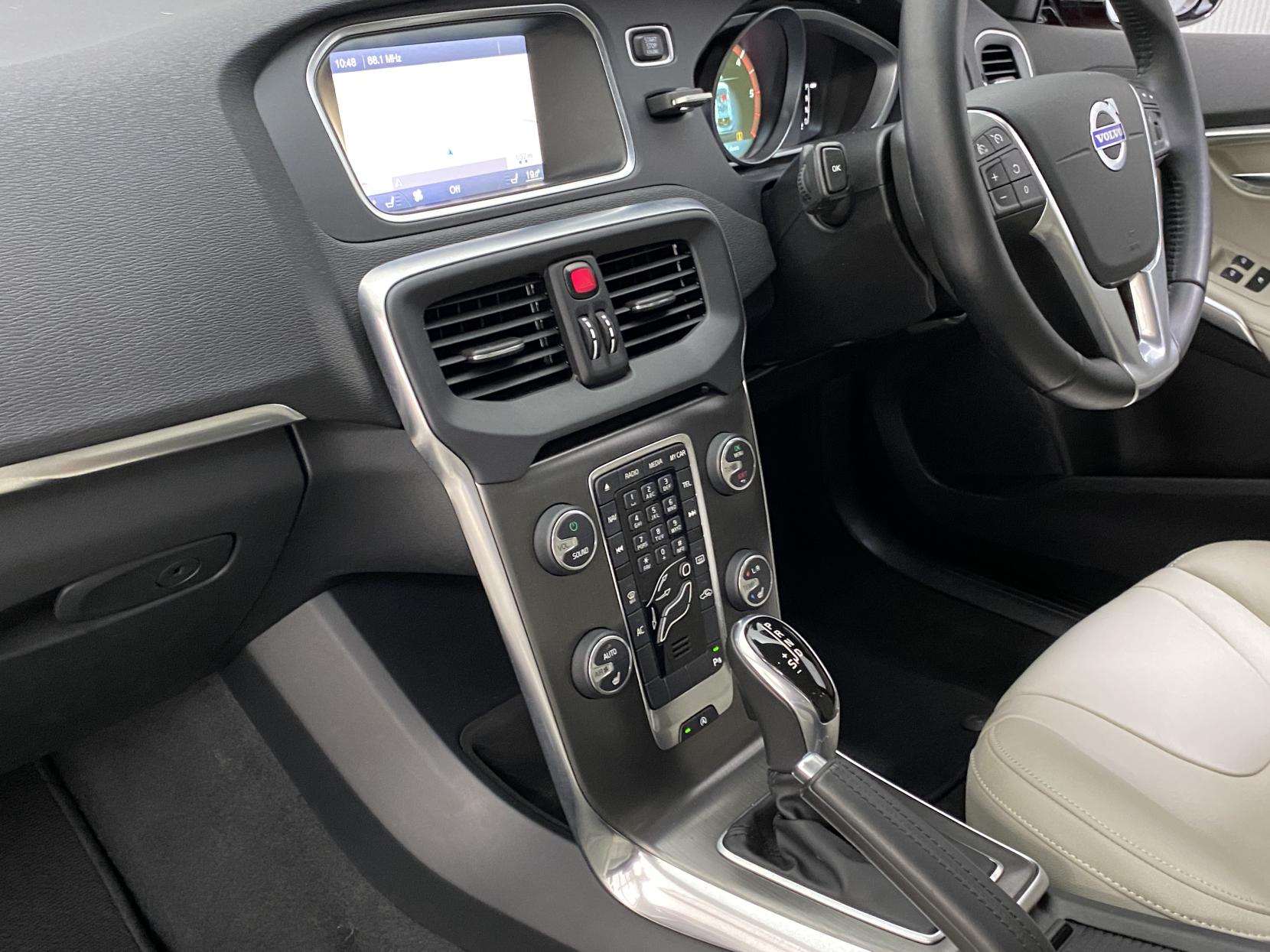 Volvo V40 2.0 D3 SE Lux Nav Hatchback 5dr Diesel Geartronic Euro 5 (s/s) (150 ps)