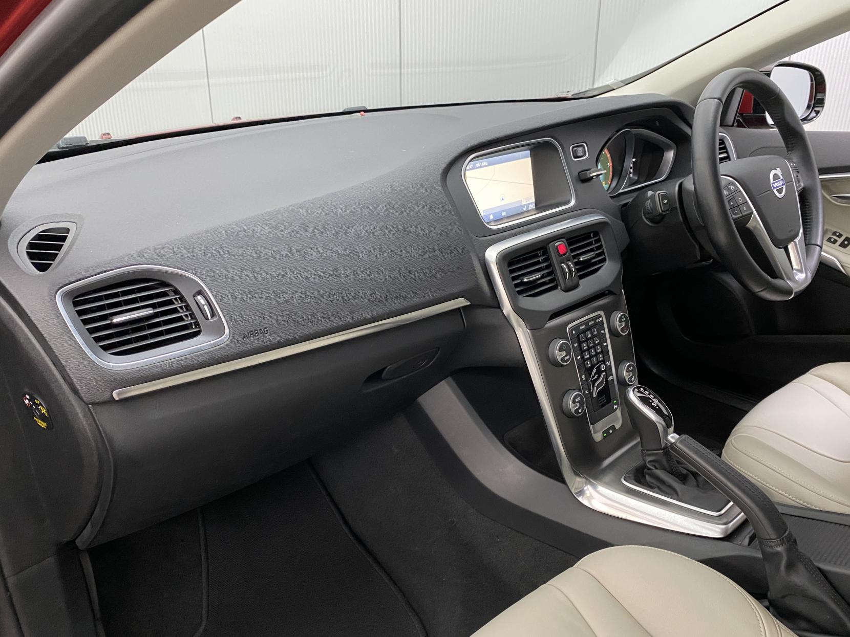 Volvo V40 2.0 D3 SE Lux Nav Hatchback 5dr Diesel Geartronic Euro 5 (s/s) (150 ps)