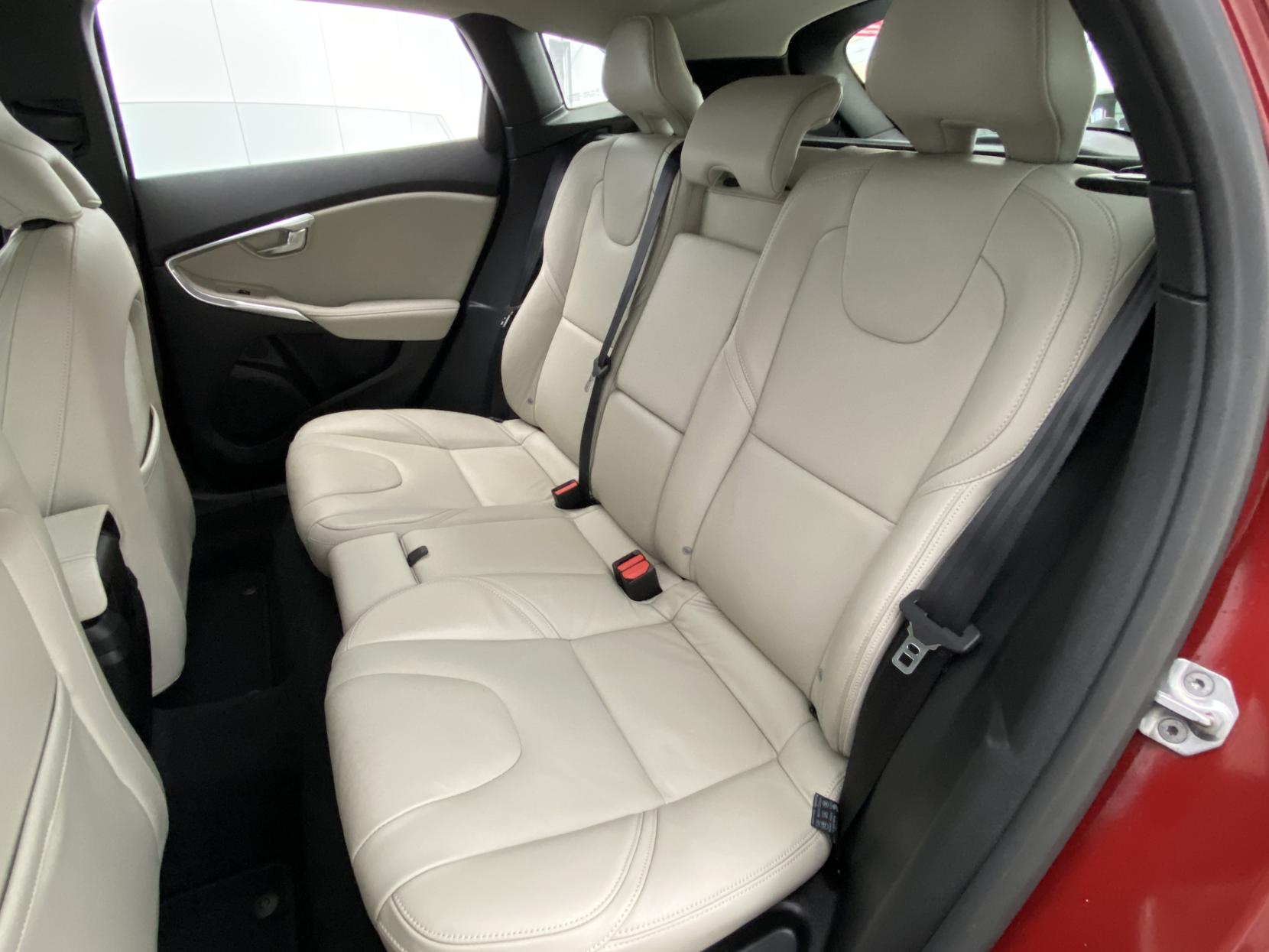 Volvo V40 2.0 D3 SE Lux Nav Hatchback 5dr Diesel Geartronic Euro 5 (s/s) (150 ps)