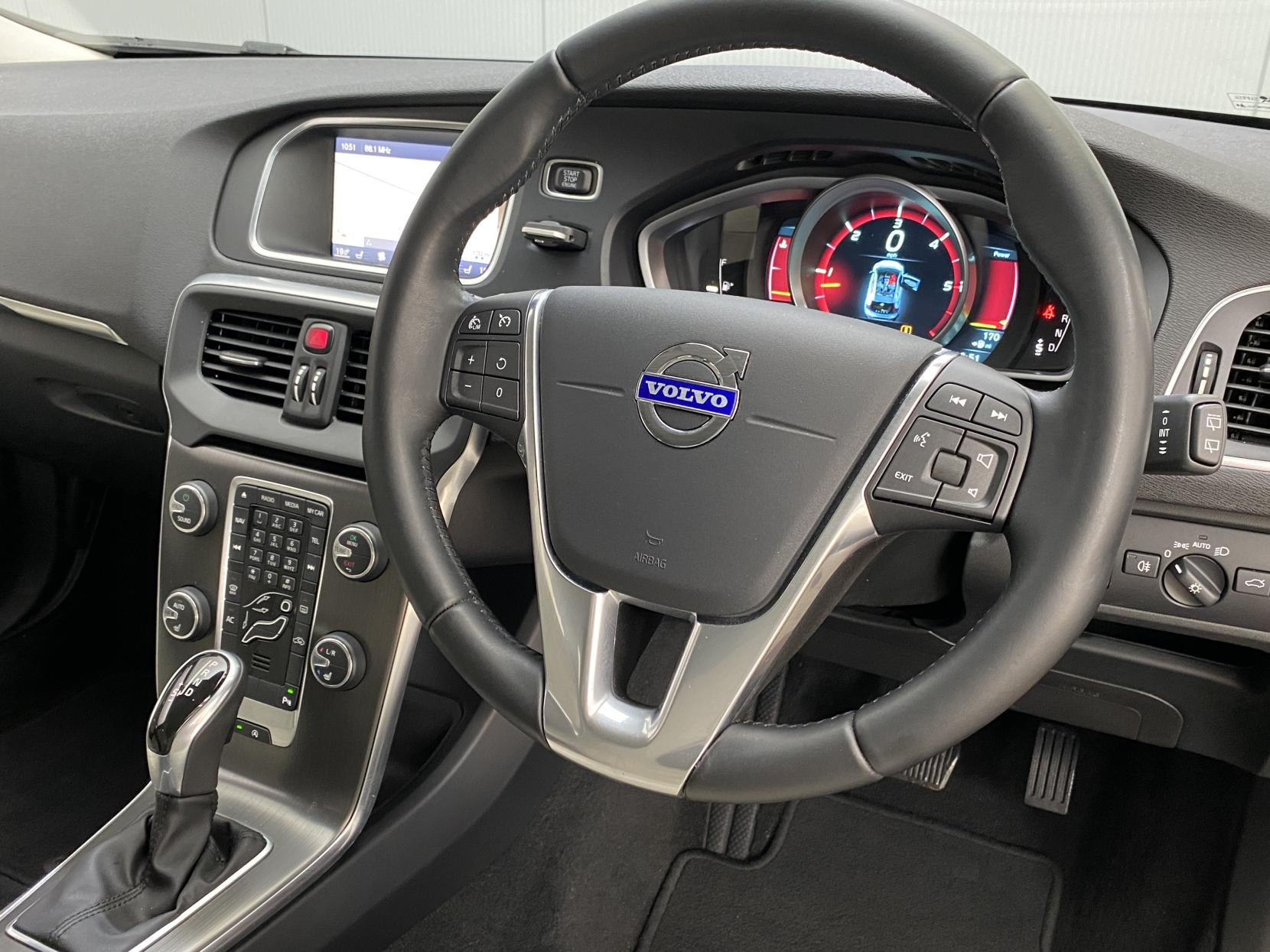 Volvo V40 2.0 D3 SE Lux Nav Hatchback 5dr Diesel Geartronic Euro 5 (s/s) (150 ps)