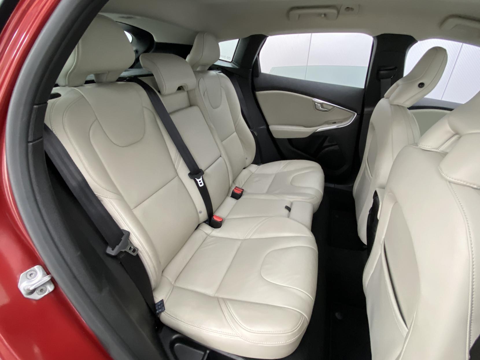 Volvo V40 2.0 D3 SE Lux Nav Hatchback 5dr Diesel Geartronic Euro 5 (s/s) (150 ps)