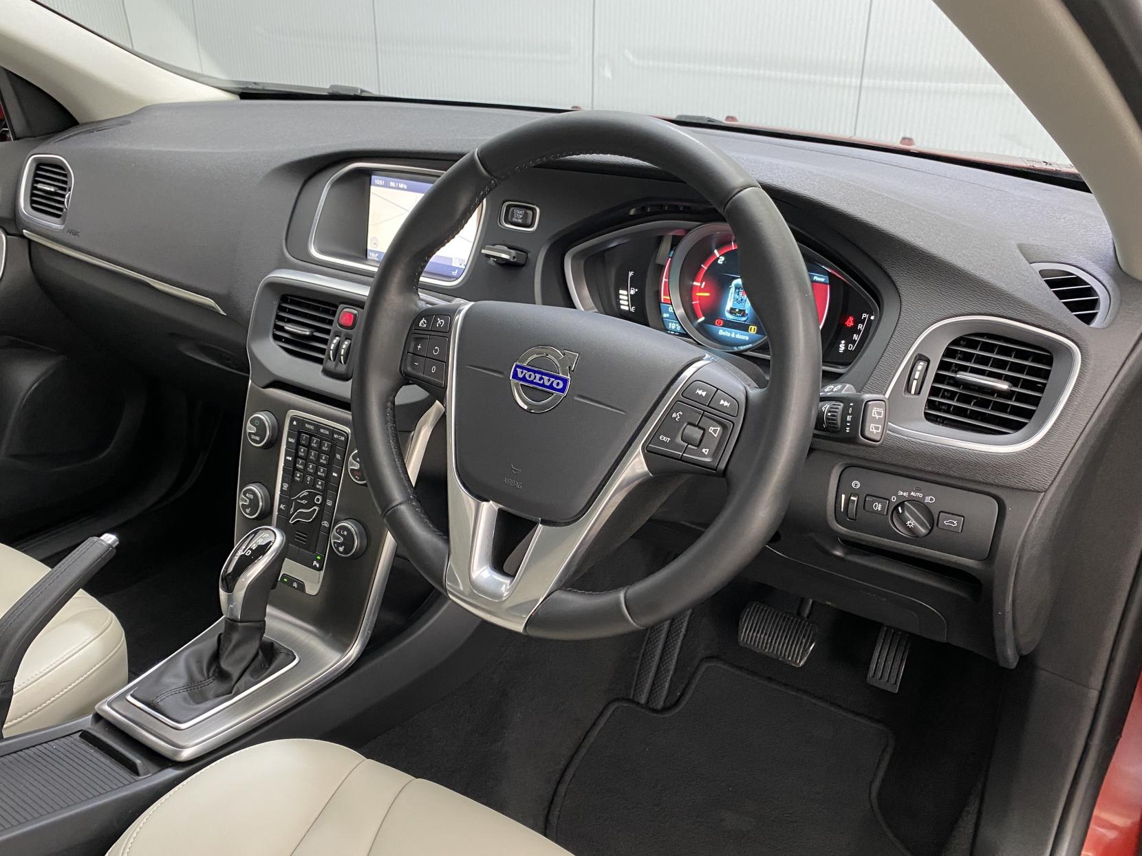 Volvo V40 2.0 D3 SE Lux Nav Hatchback 5dr Diesel Geartronic Euro 5 (s/s) (150 ps)