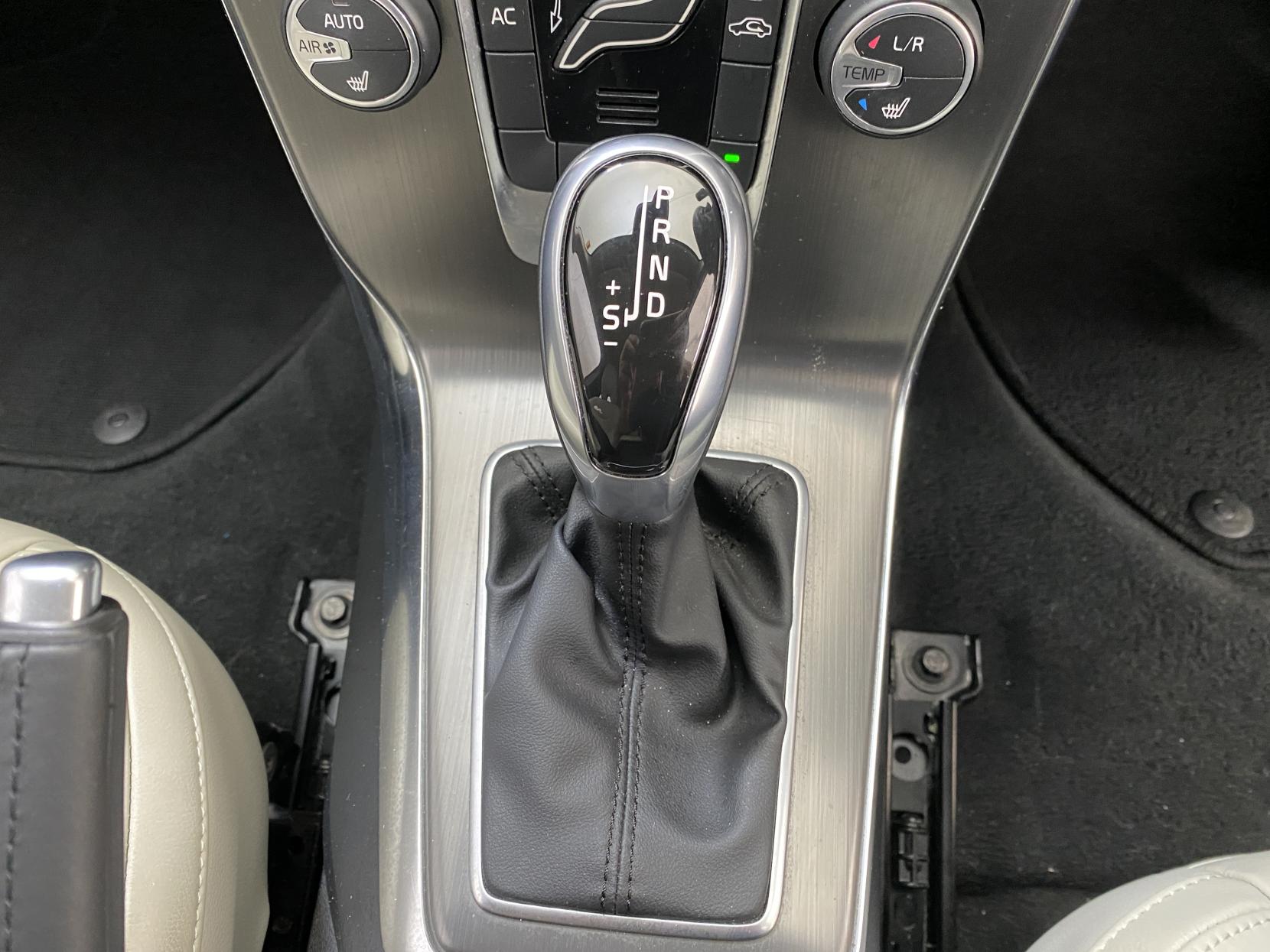 Volvo V40 2.0 D3 SE Lux Nav Hatchback 5dr Diesel Geartronic Euro 5 (s/s) (150 ps)