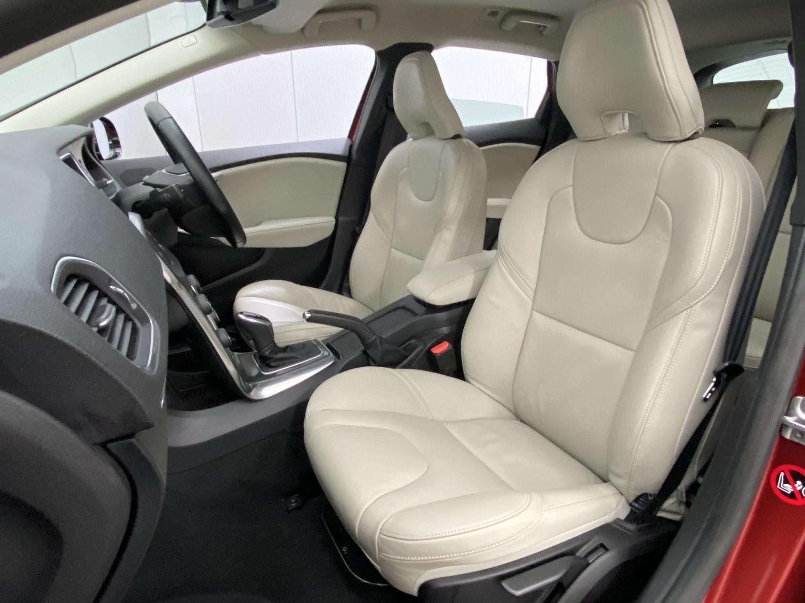 Volvo V40 2.0 D3 SE Lux Nav Hatchback 5dr Diesel Geartronic Euro 5 (s/s) (150 ps)