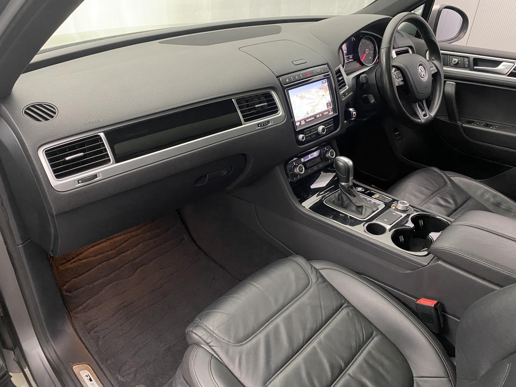 Volkswagen Touareg 3.0 TDI V6 R-Line Plus SUV 5dr Diesel Tiptronic 4WD Euro 6 (s/s) (262 ps)
