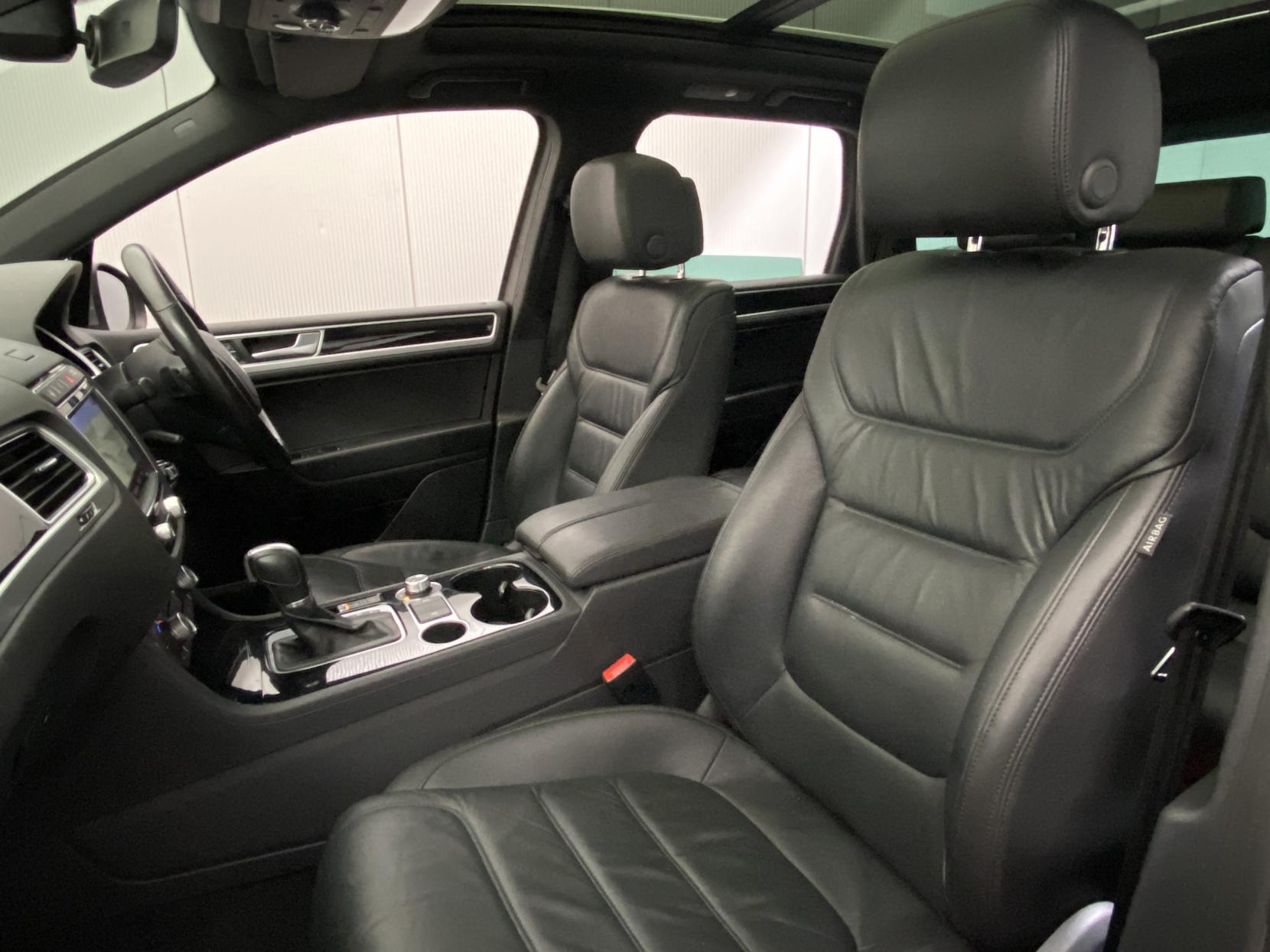 Volkswagen Touareg 3.0 TDI V6 R-Line Plus SUV 5dr Diesel Tiptronic 4WD Euro 6 (s/s) (262 ps)