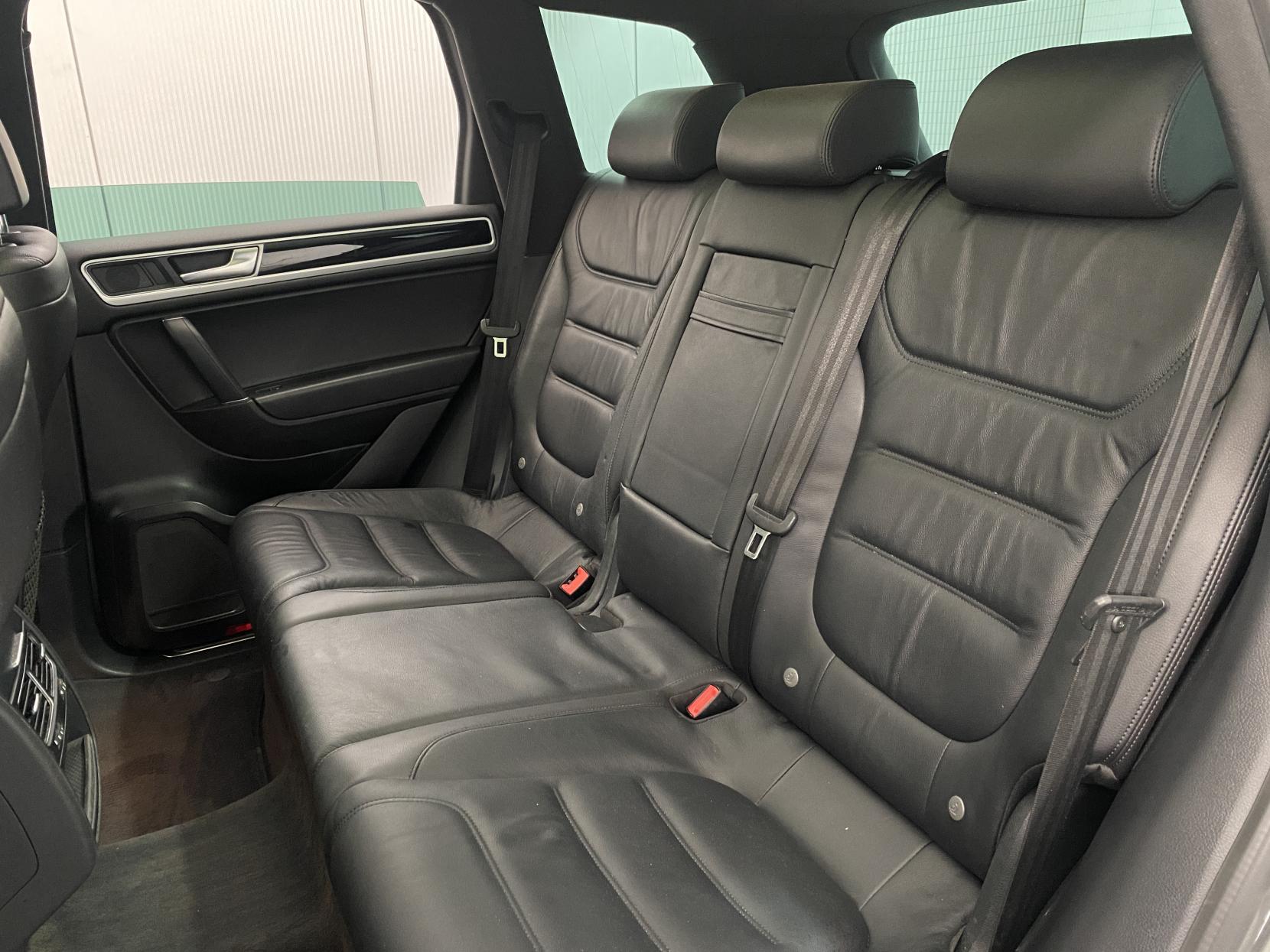 Volkswagen Touareg 3.0 TDI V6 R-Line Plus SUV 5dr Diesel Tiptronic 4WD Euro 6 (s/s) (262 ps)