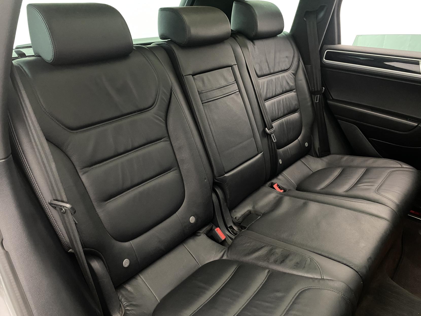 Volkswagen Touareg 3.0 TDI V6 R-Line Plus SUV 5dr Diesel Tiptronic 4WD Euro 6 (s/s) (262 ps)