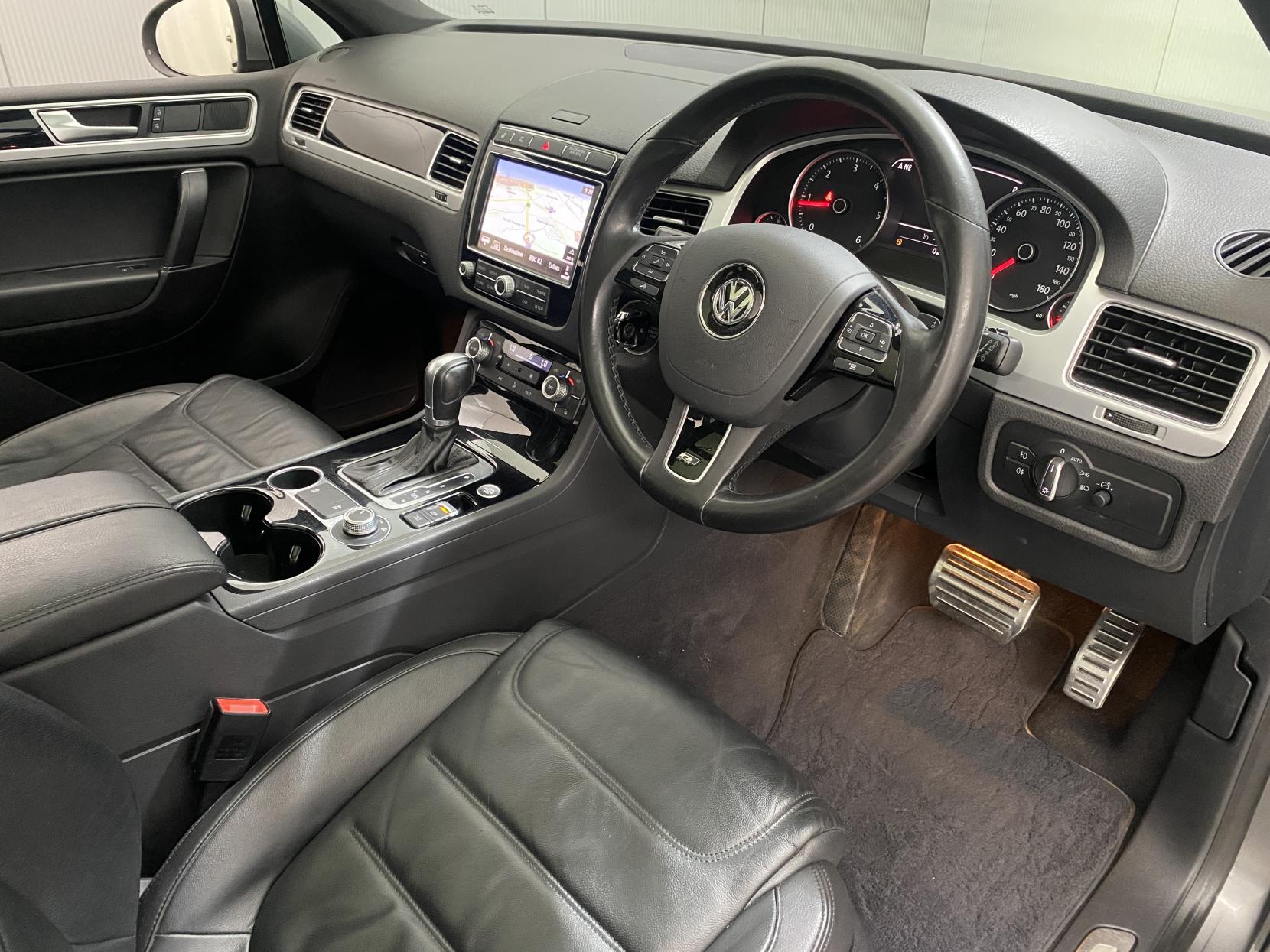 Volkswagen Touareg 3.0 TDI V6 R-Line Plus SUV 5dr Diesel Tiptronic 4WD Euro 6 (s/s) (262 ps)