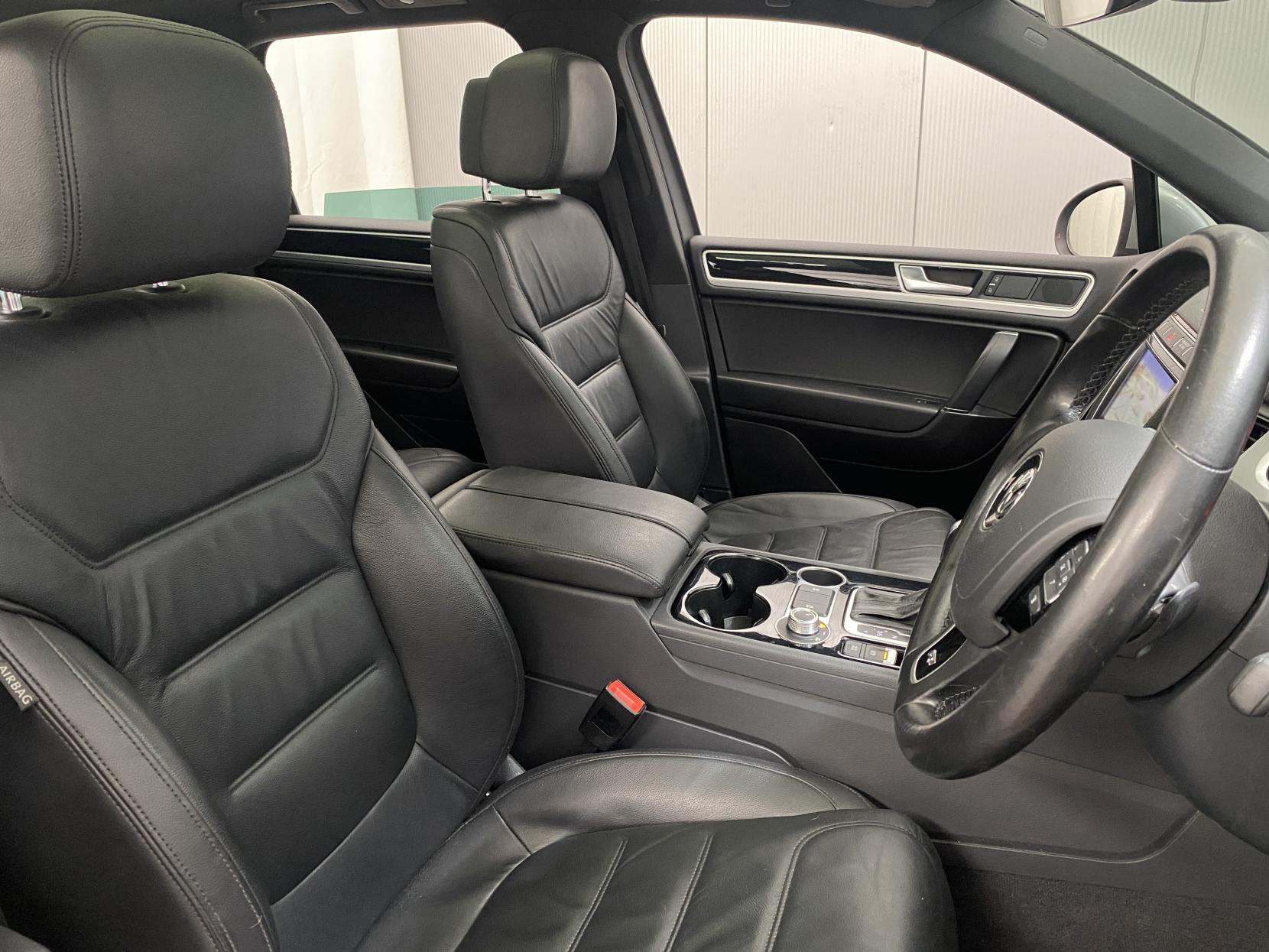 Volkswagen Touareg 3.0 TDI V6 R-Line Plus SUV 5dr Diesel Tiptronic 4WD Euro 6 (s/s) (262 ps)