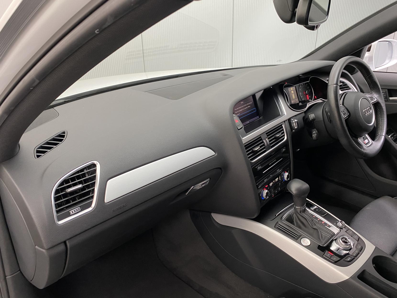 Audi A4 Avant 2.0 TFSI S line Estate 5dr Petrol Multitronic Euro 5 (s/s) (211 ps)