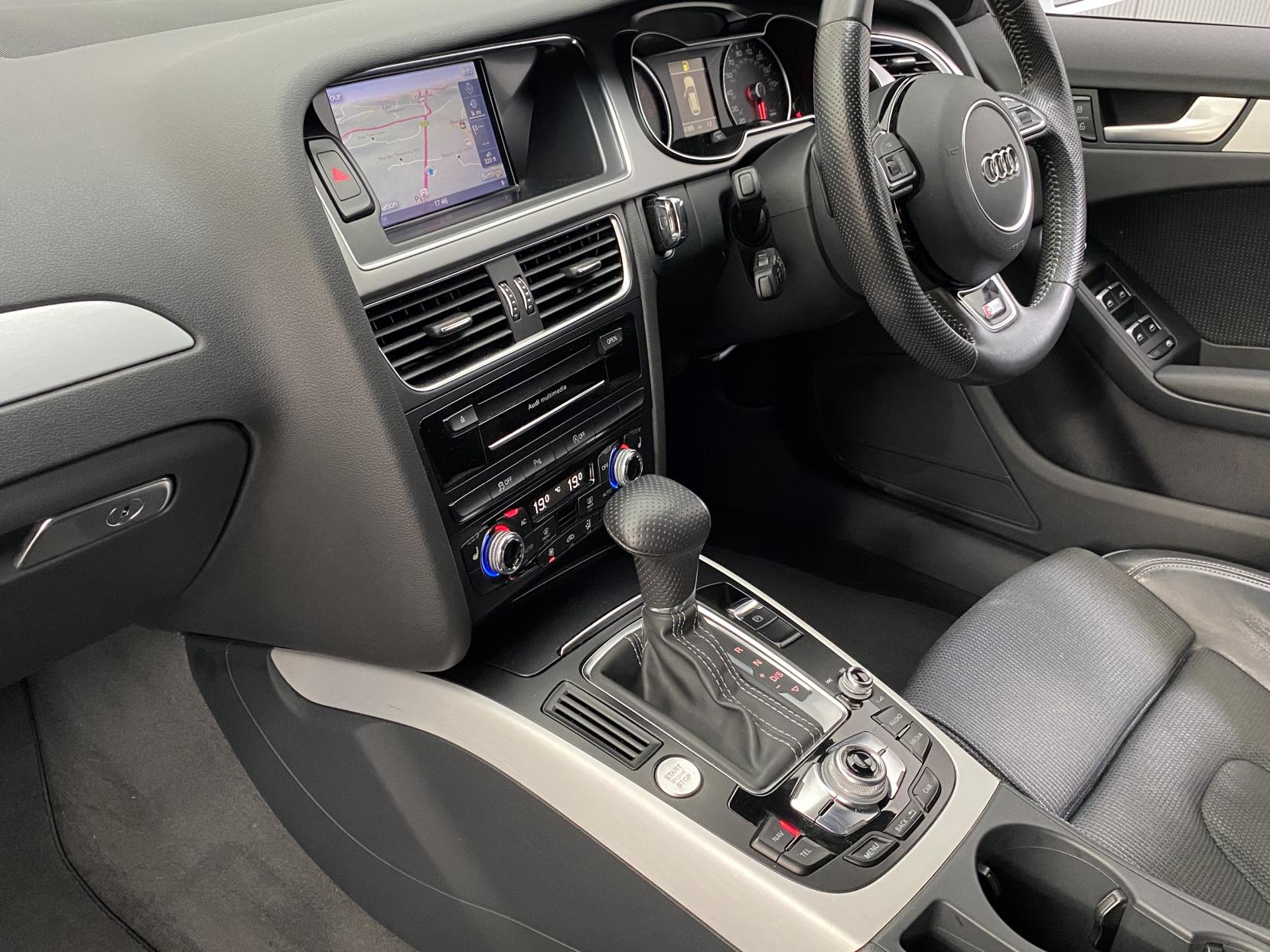 Audi A4 Avant 2.0 TFSI S line Estate 5dr Petrol Multitronic Euro 5 (s/s) (211 ps)