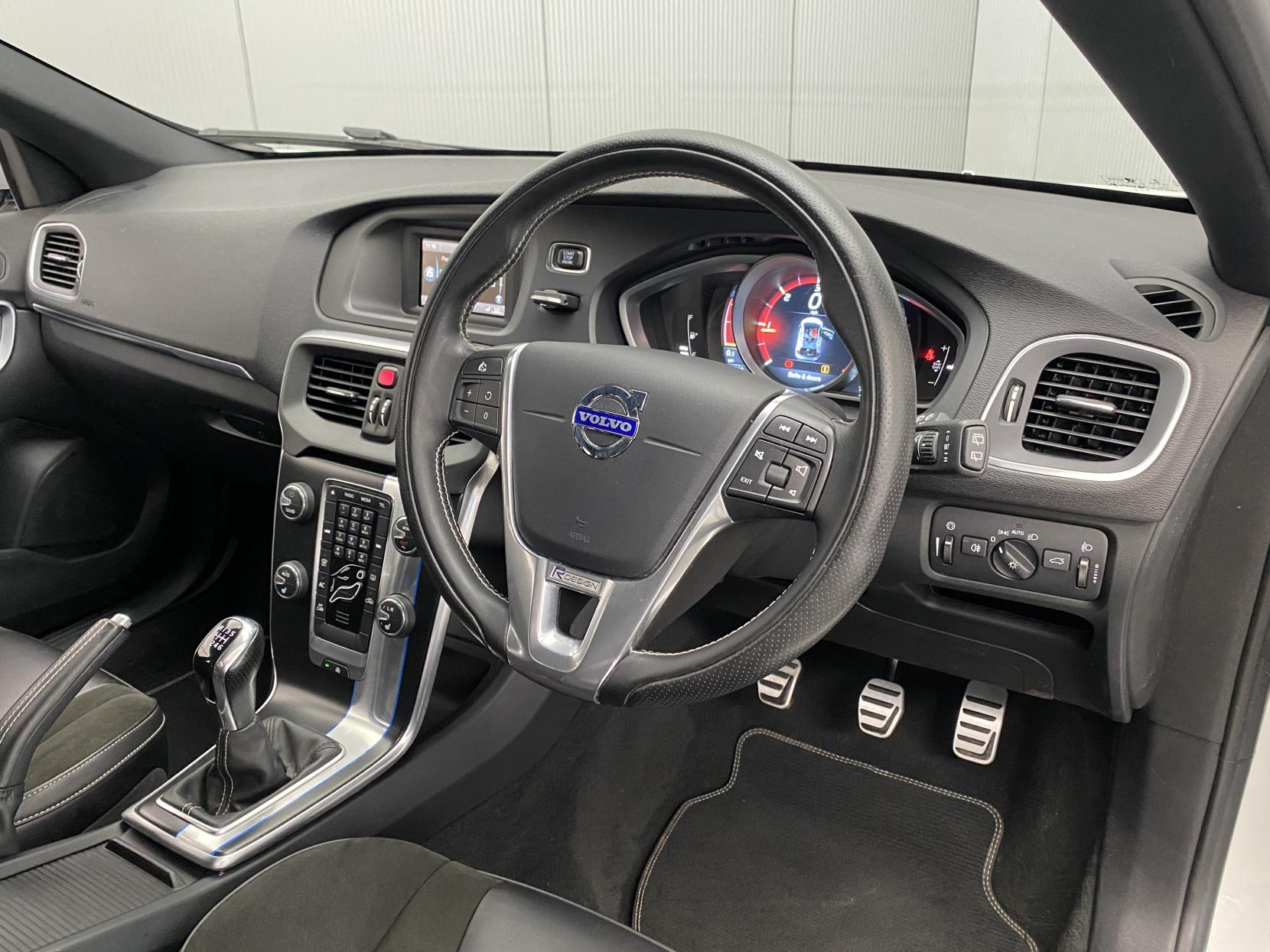 Volvo V40 1.6 D2 R-Design Hatchback 5dr Diesel Manual Euro 5 (s/s) (115 ps)