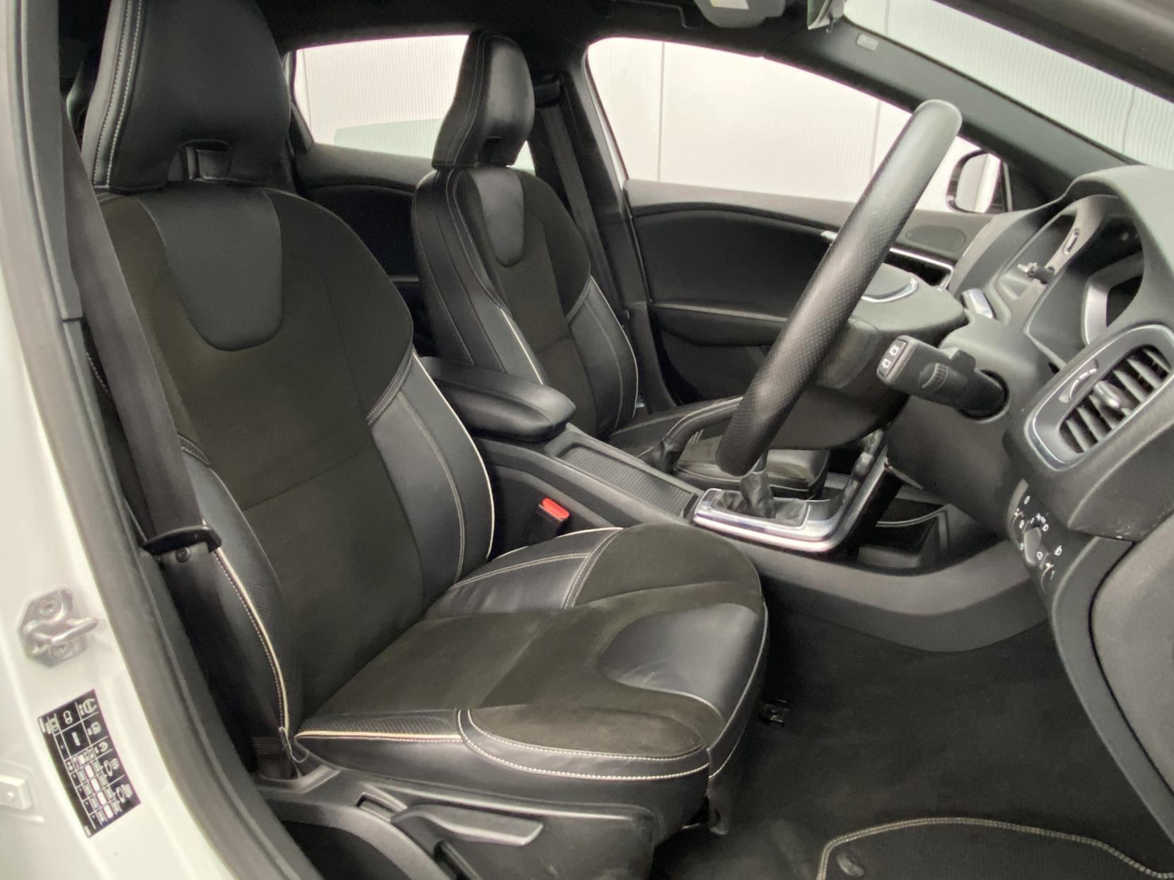 Volvo V40 1.6 D2 R-Design Hatchback 5dr Diesel Manual Euro 5 (s/s) (115 ps)
