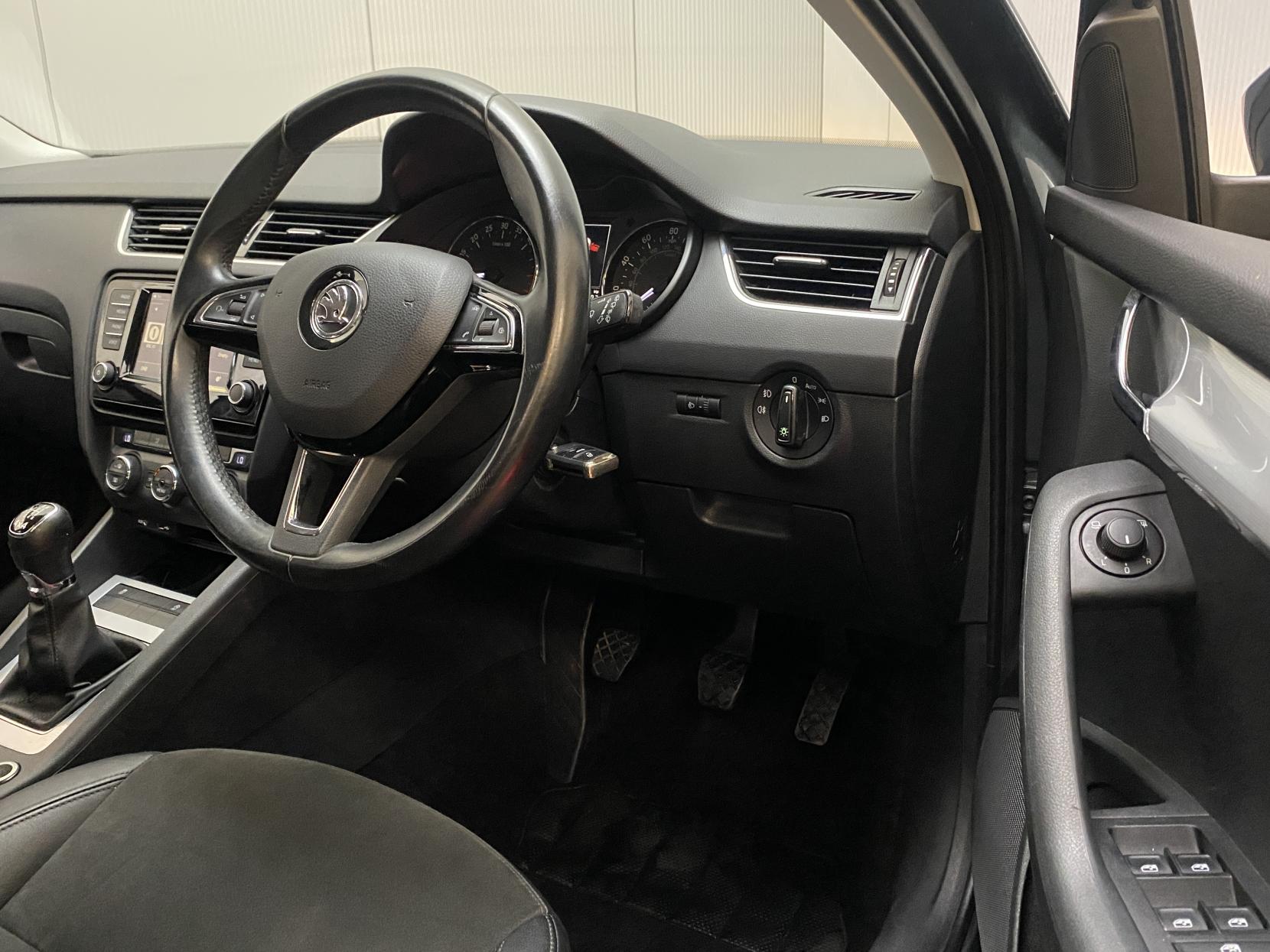 Skoda Octavia 1.6 TDI SE L Estate 5dr Diesel Manual 4WD Euro 6 (s/s) (110 ps)