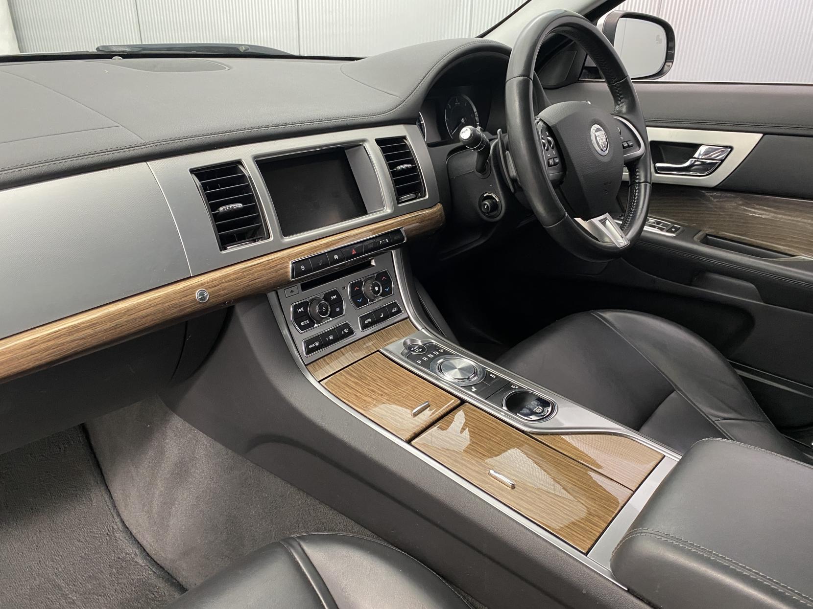Jaguar XF 2.2d Premium Luxury Saloon 4dr Diesel Auto Euro 5 (s/s) (200 ps)