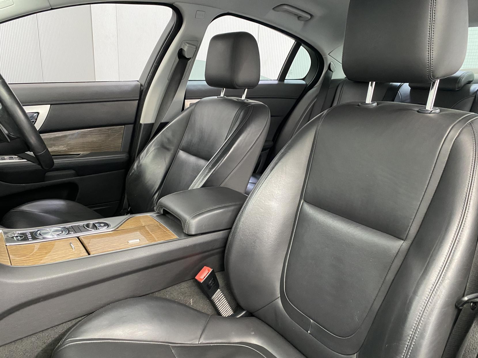 Jaguar XF 2.2d Premium Luxury Saloon 4dr Diesel Auto Euro 5 (s/s) (200 ps)