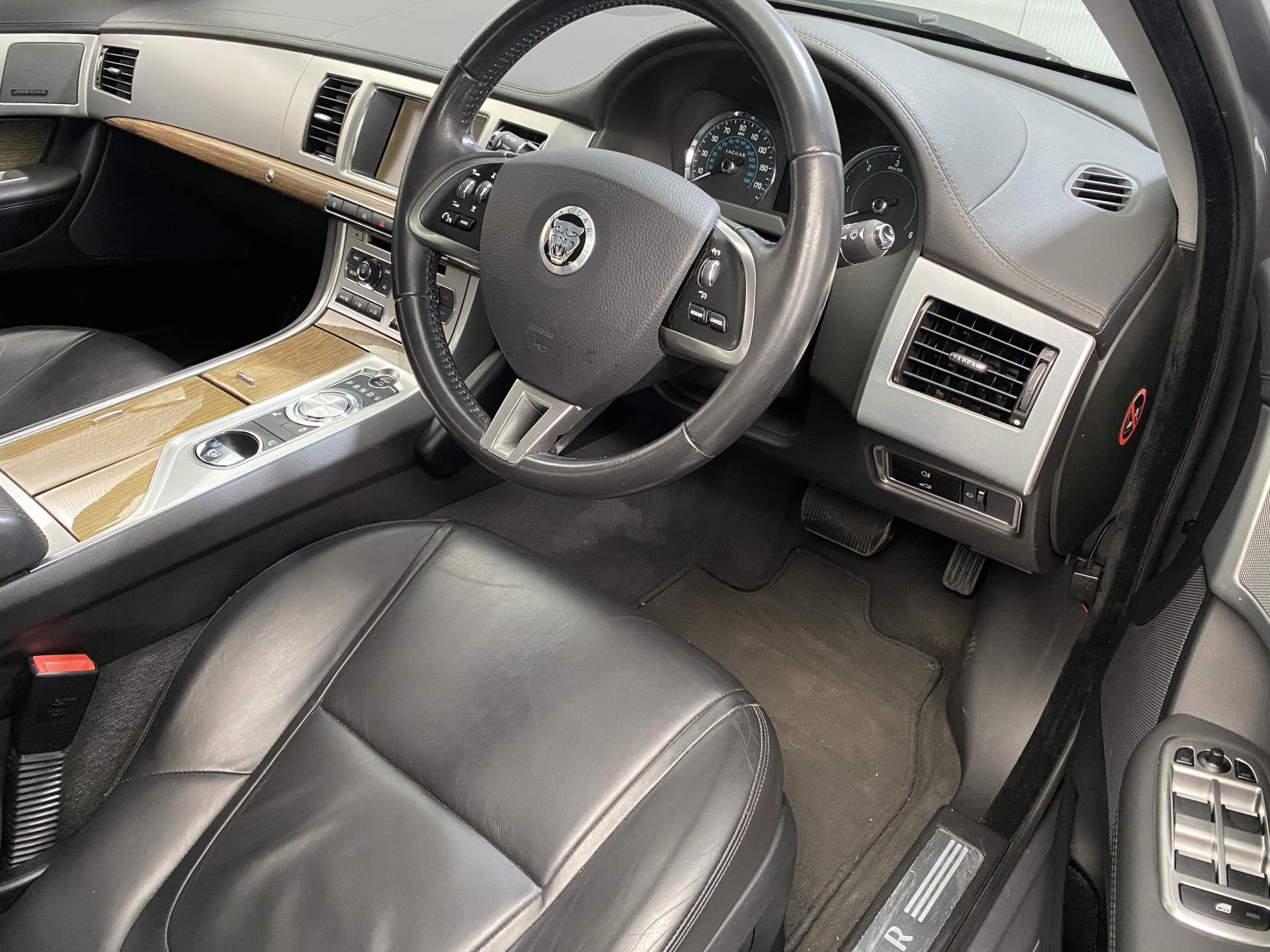 Jaguar XF 2.2d Premium Luxury Saloon 4dr Diesel Auto Euro 5 (s/s) (200 ps)