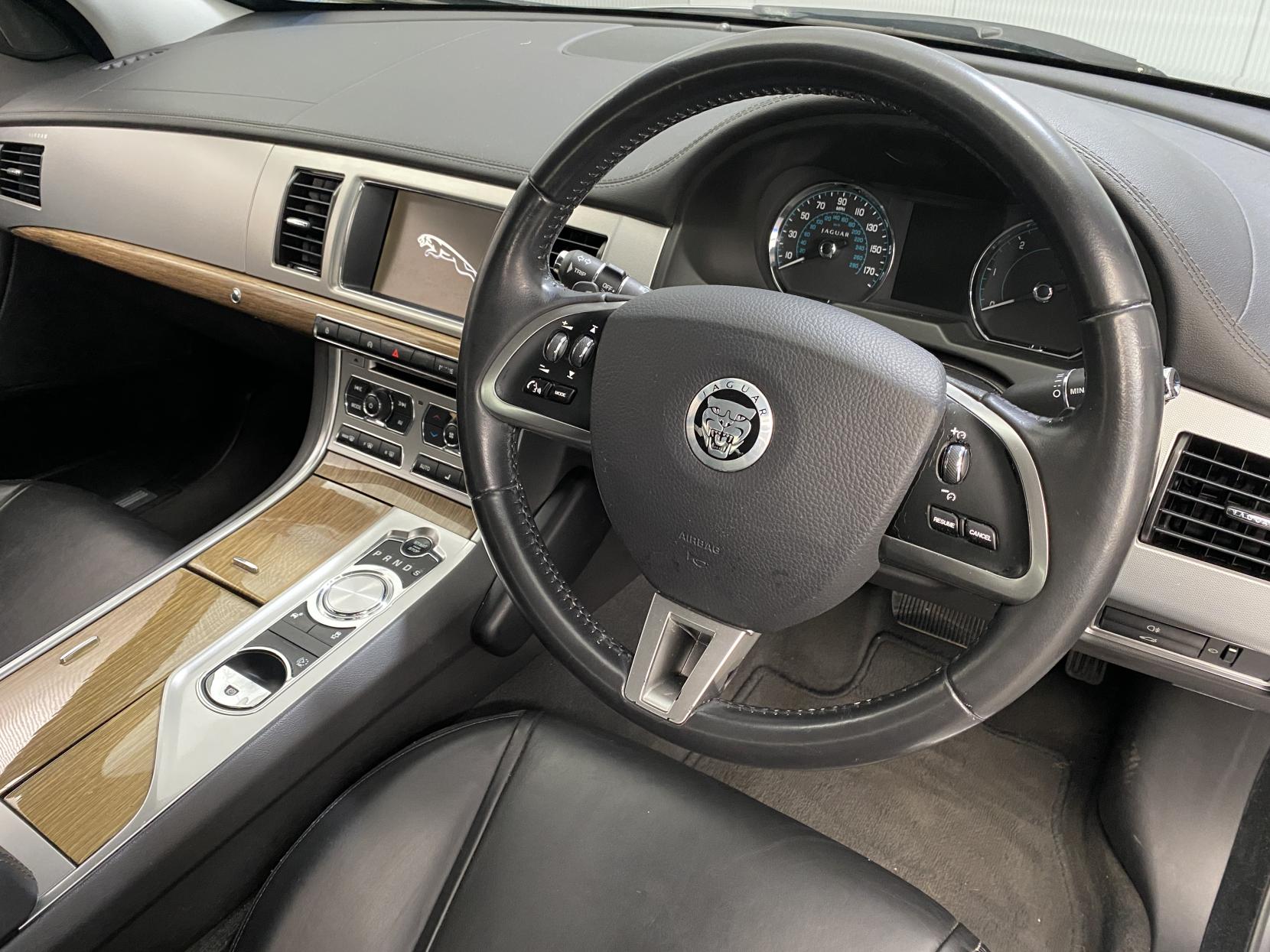Jaguar XF 2.2d Premium Luxury Saloon 4dr Diesel Auto Euro 5 (s/s) (200 ps)