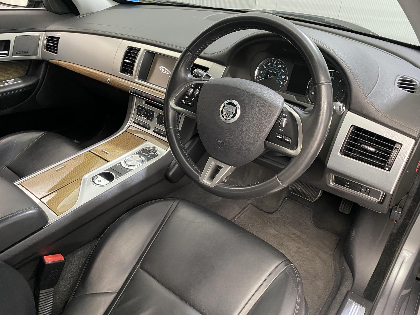 Jaguar XF 2.2d Premium Luxury Saloon 4dr Diesel Auto Euro 5 (s/s) (200 ps)
