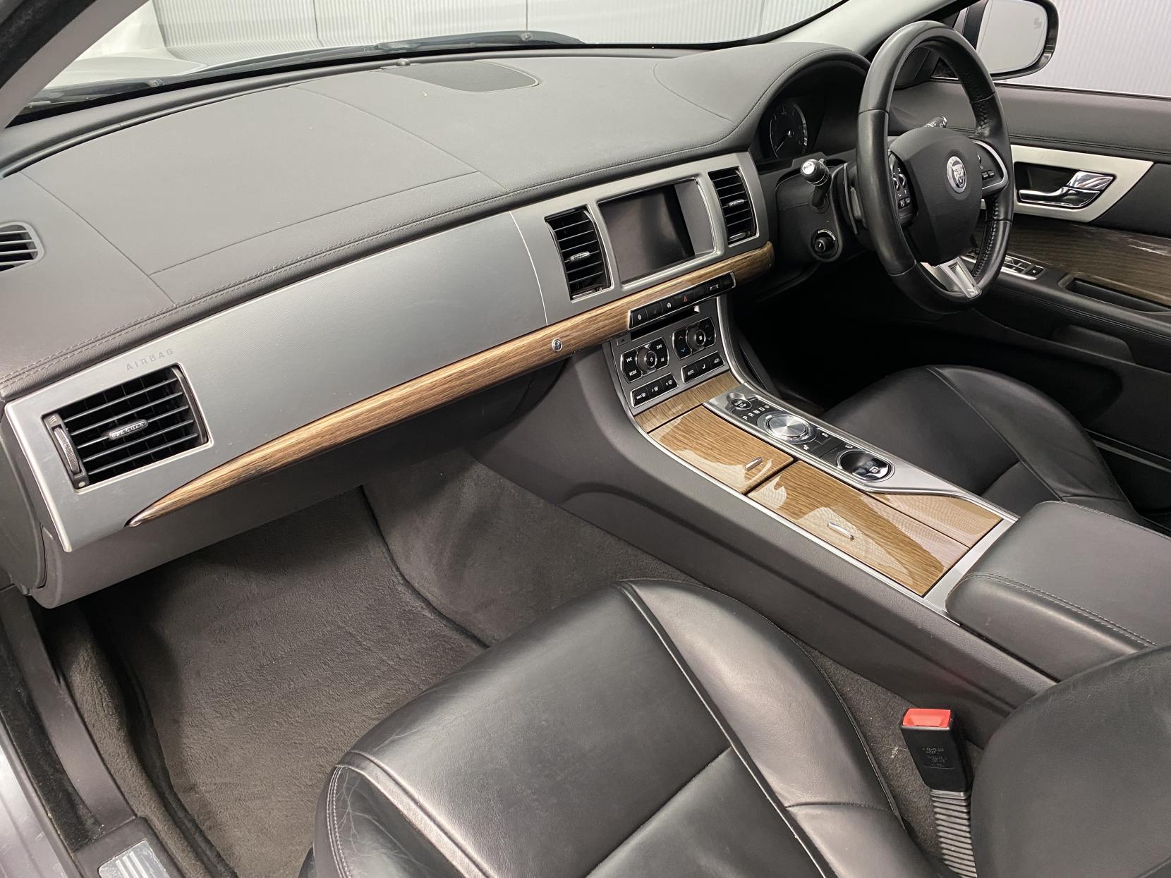 Jaguar XF 2.2d Premium Luxury Saloon 4dr Diesel Auto Euro 5 (s/s) (200 ps)