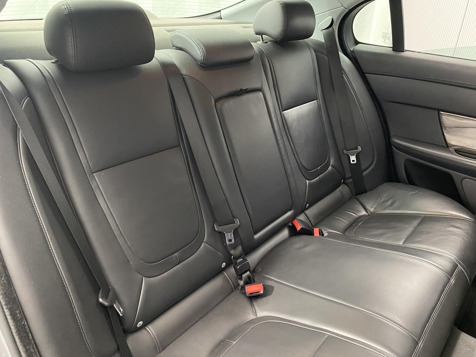 Jaguar XF 2.2d Premium Luxury Saloon 4dr Diesel Auto Euro 5 (s/s) (200 ps)