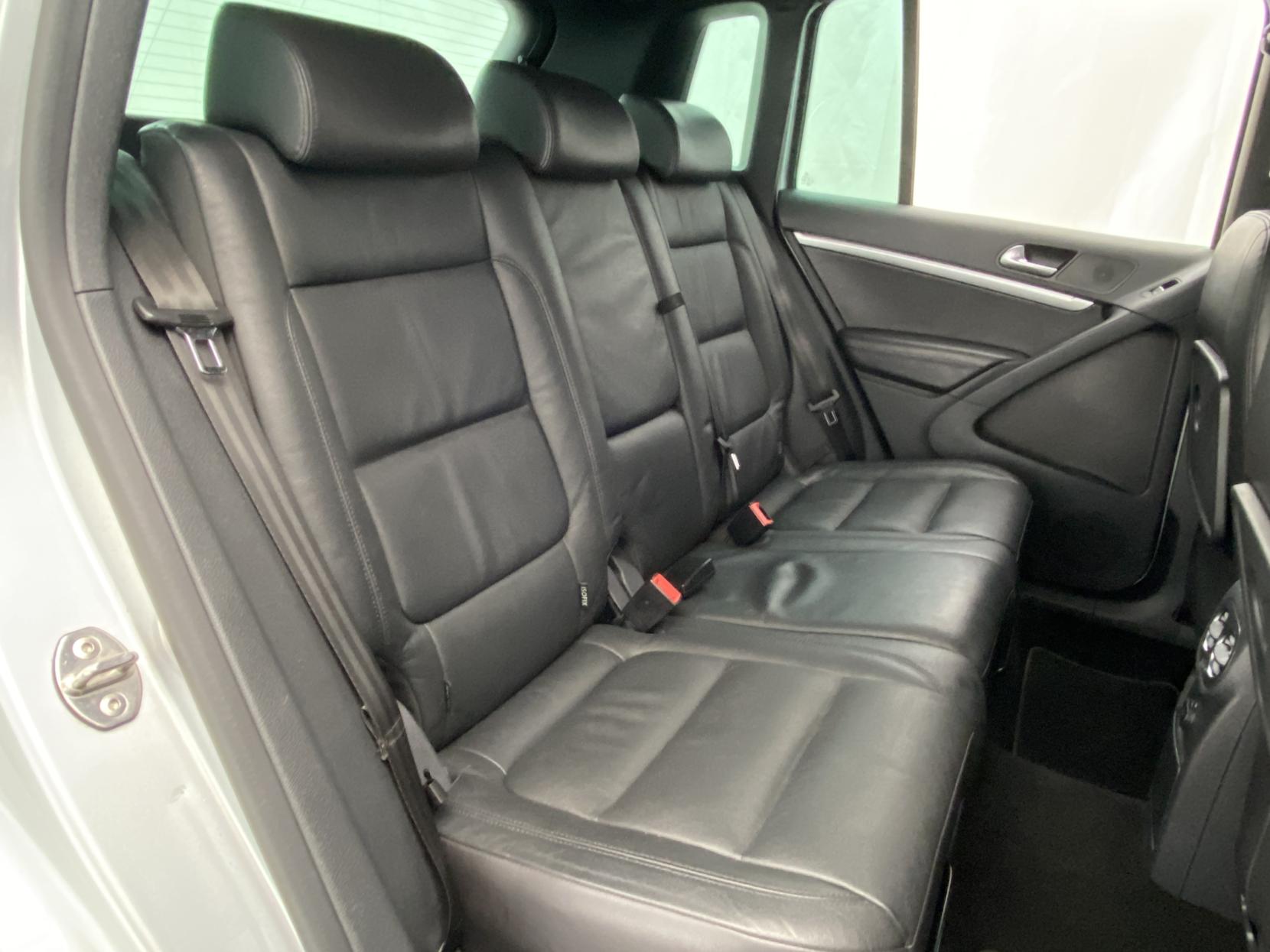 Volkswagen Tiguan 2.0 TDI BlueMotion Tech R-Line Edition SUV 5dr Diesel Manual 4WD Euro 6 (s/s) (150 ps)