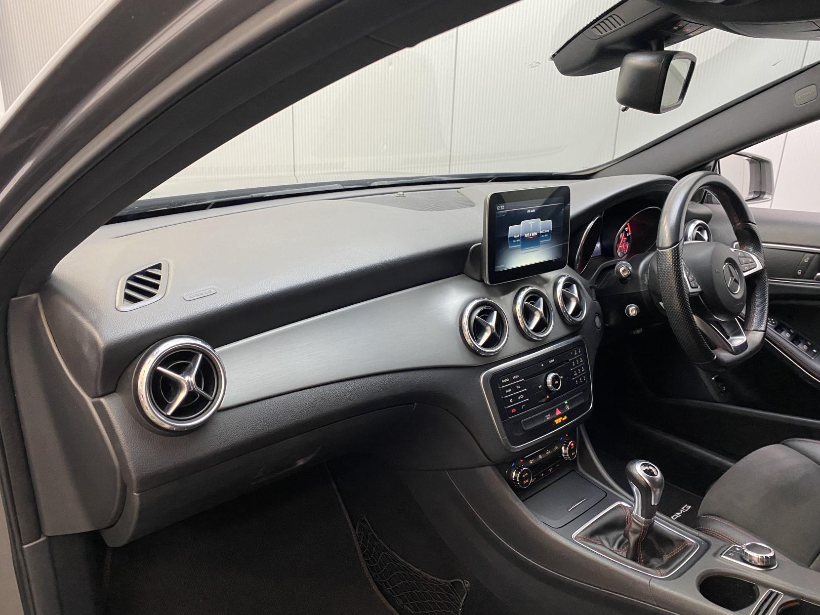 Mercedes-Benz GLA 2.1 GLA200d AMG Line SUV 5dr Diesel Manual Euro 6 (s/s) (136 ps)