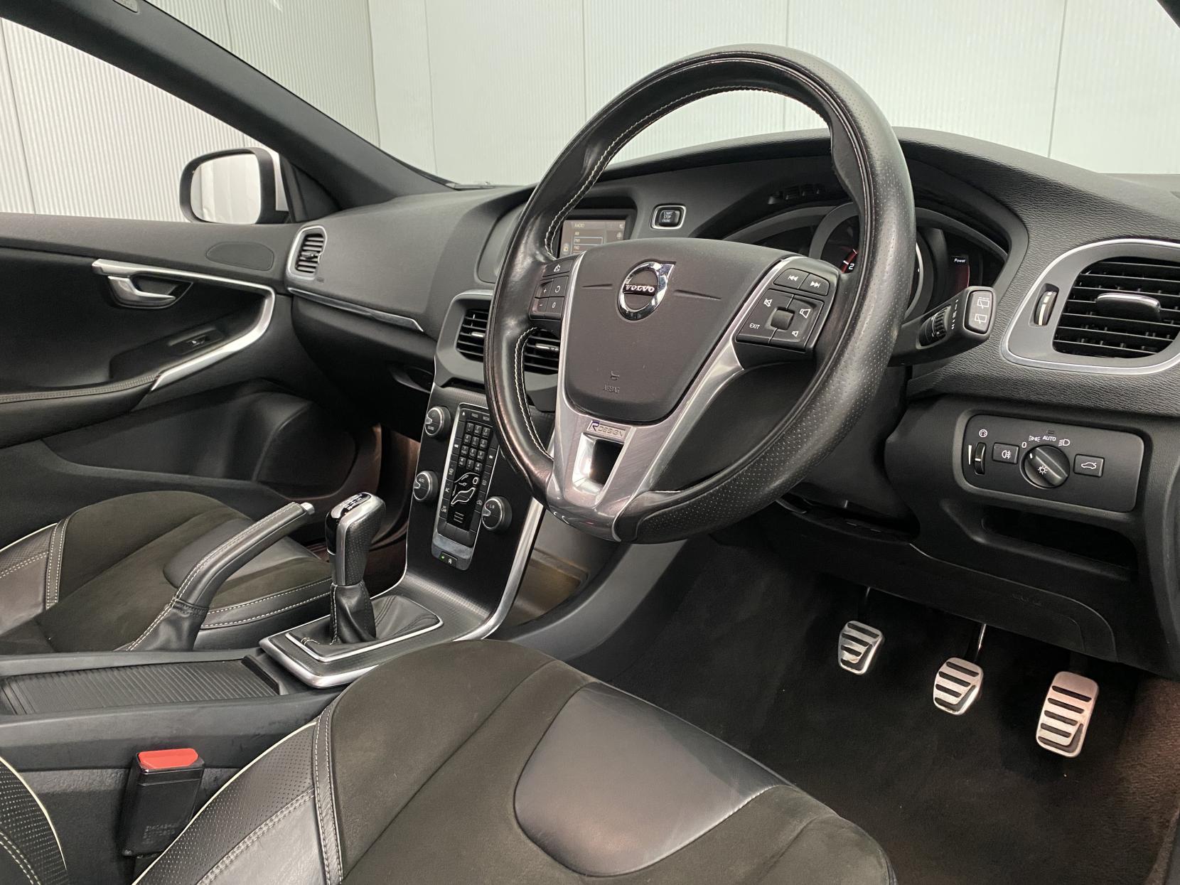 Volvo V40 2.0 T2 R-Design Hatchback 5dr Petrol Manual Euro 6 (s/s) (122 ps)