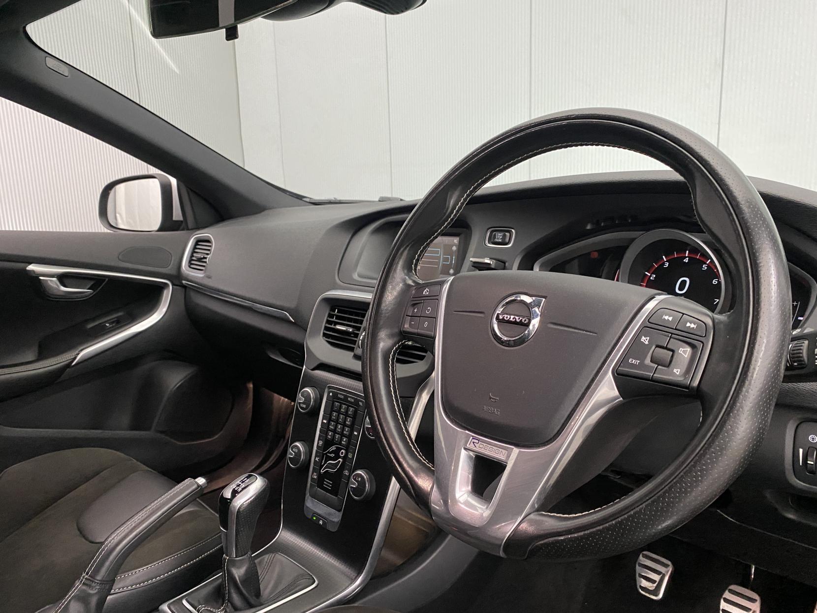 Volvo V40 2.0 T2 R-Design Hatchback 5dr Petrol Manual Euro 6 (s/s) (122 ps)