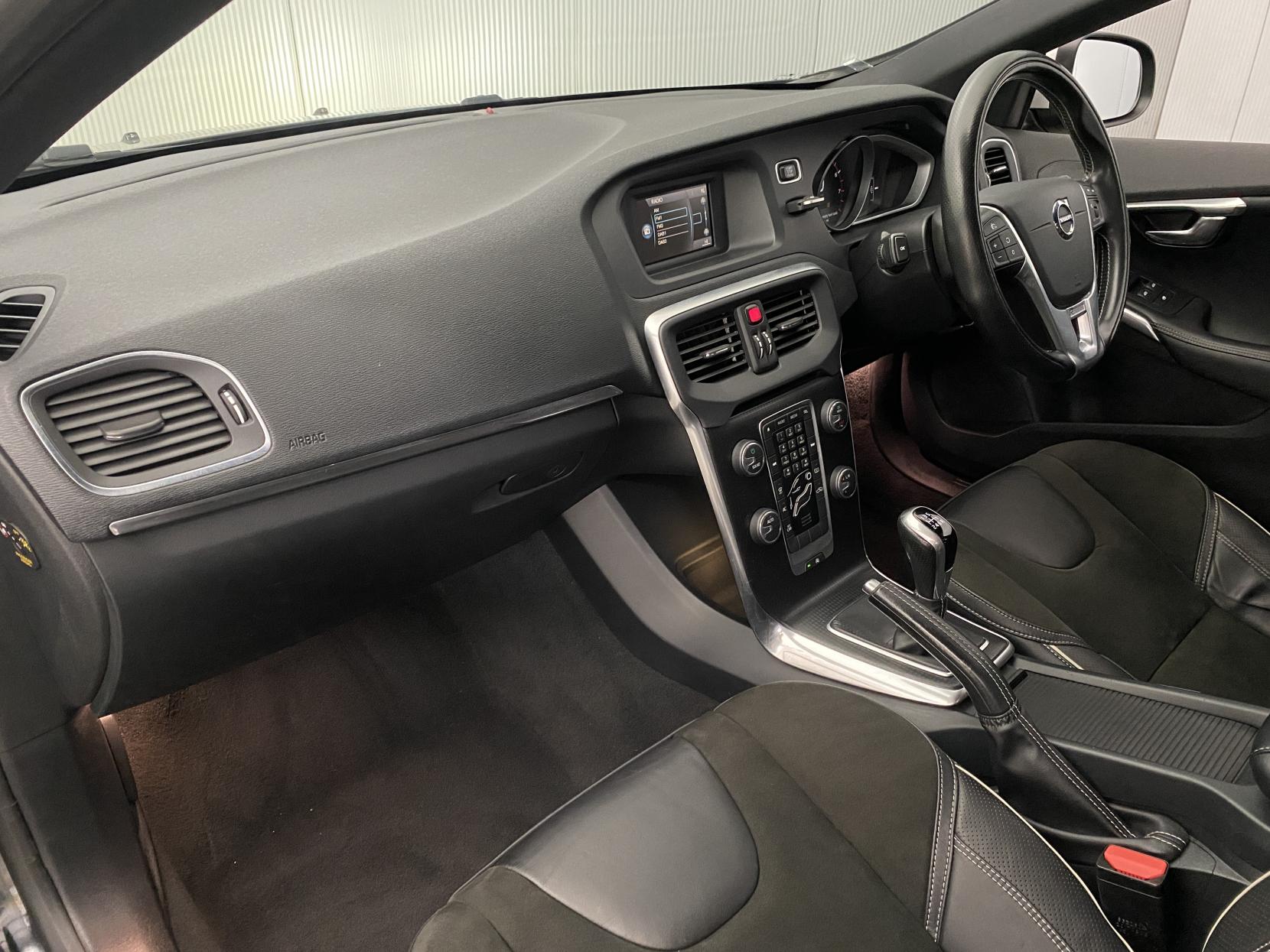 Volvo V40 2.0 T2 R-Design Hatchback 5dr Petrol Manual Euro 6 (s/s) (122 ps)