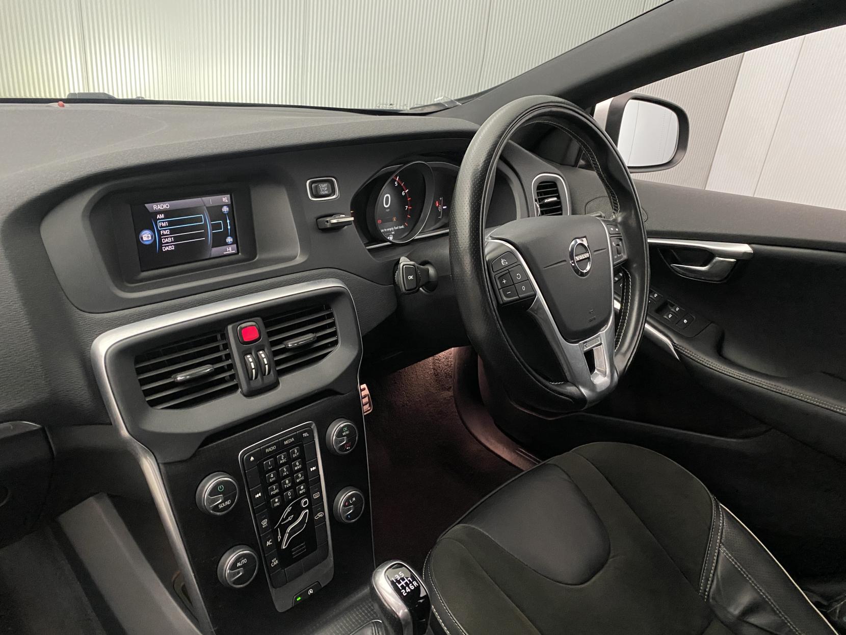 Volvo V40 2.0 T2 R-Design Hatchback 5dr Petrol Manual Euro 6 (s/s) (122 ps)