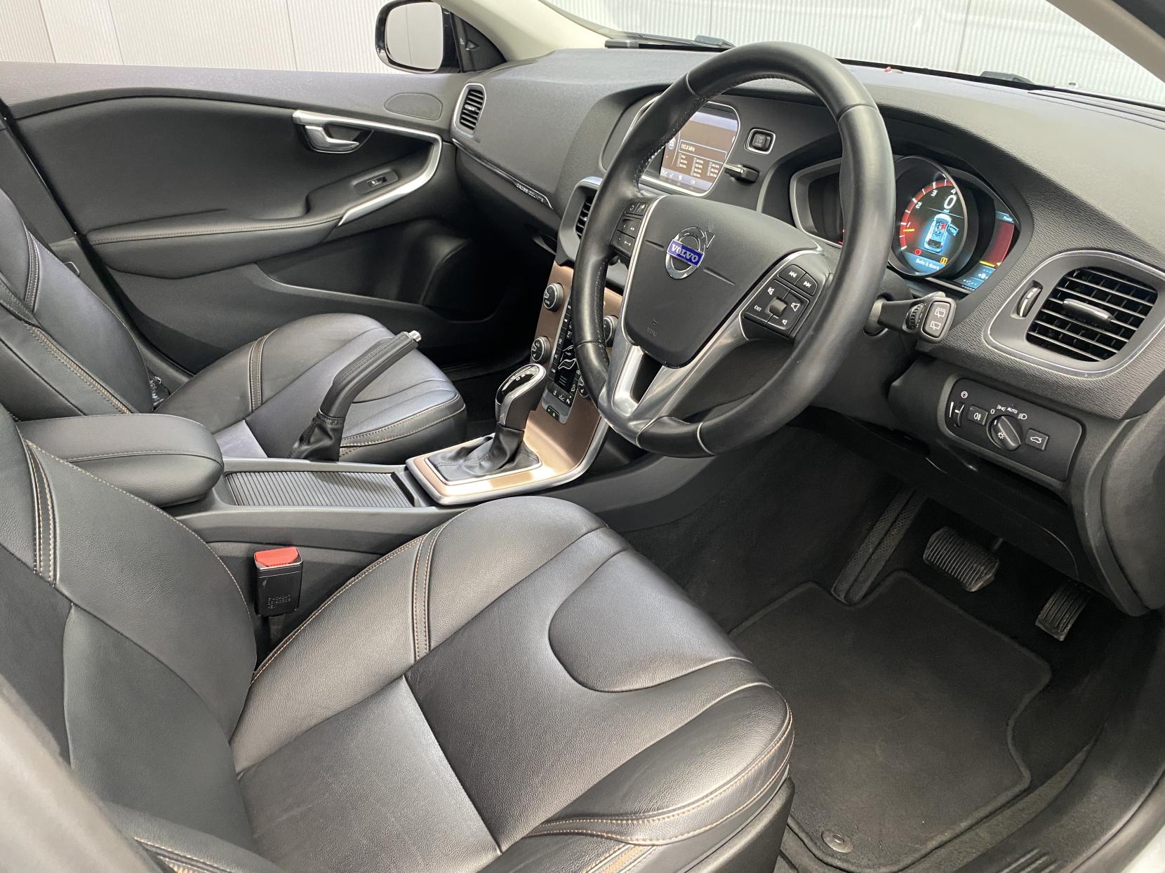 Volvo V40 Cross Country 2.0 T5 Lux Nav Hatchback 5dr Petrol Geartronic AWD Euro 6 (s/s) (245 ps)