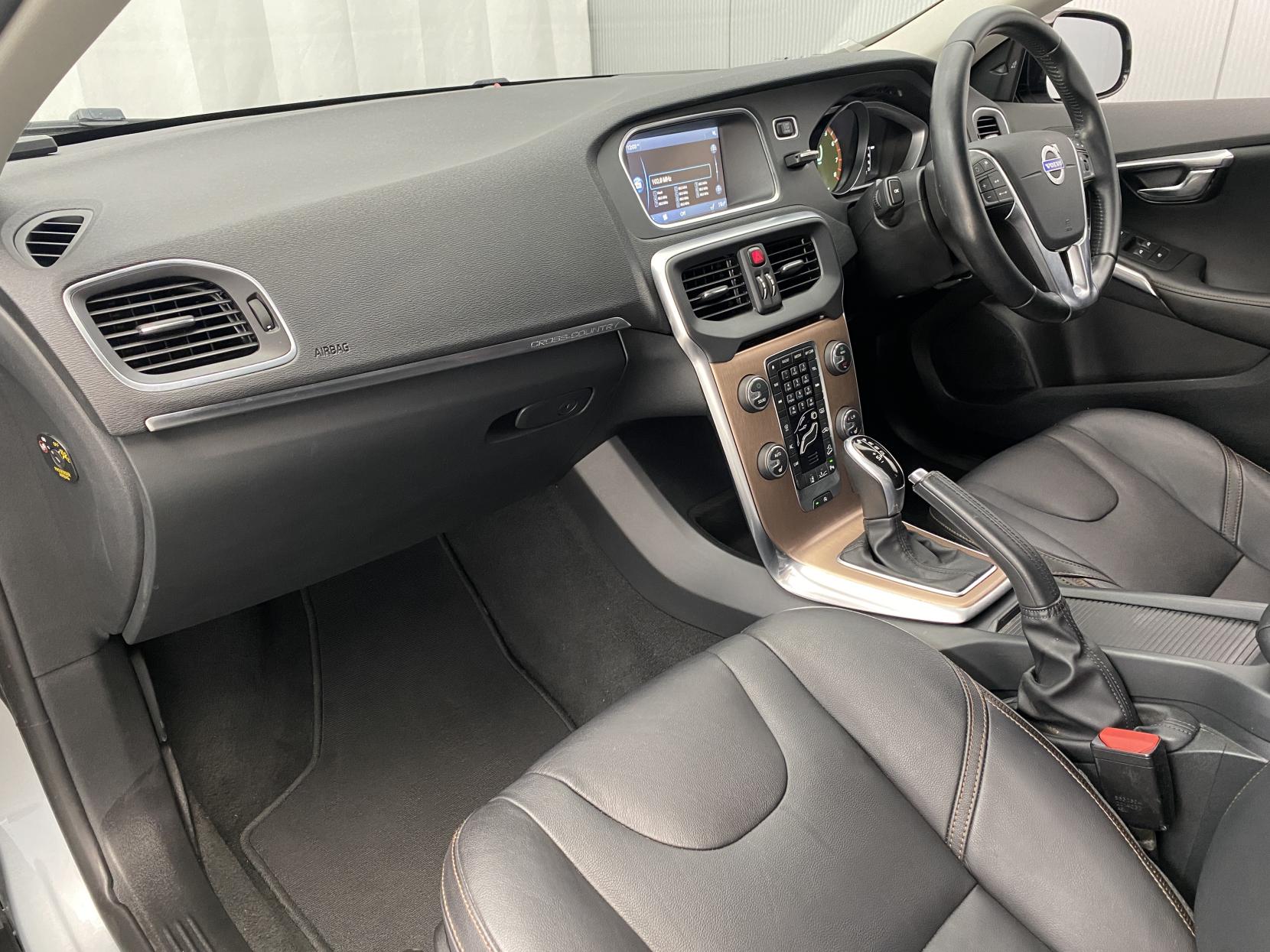 Volvo V40 Cross Country 2.0 T5 Lux Nav Hatchback 5dr Petrol Geartronic AWD Euro 6 (s/s) (245 ps)