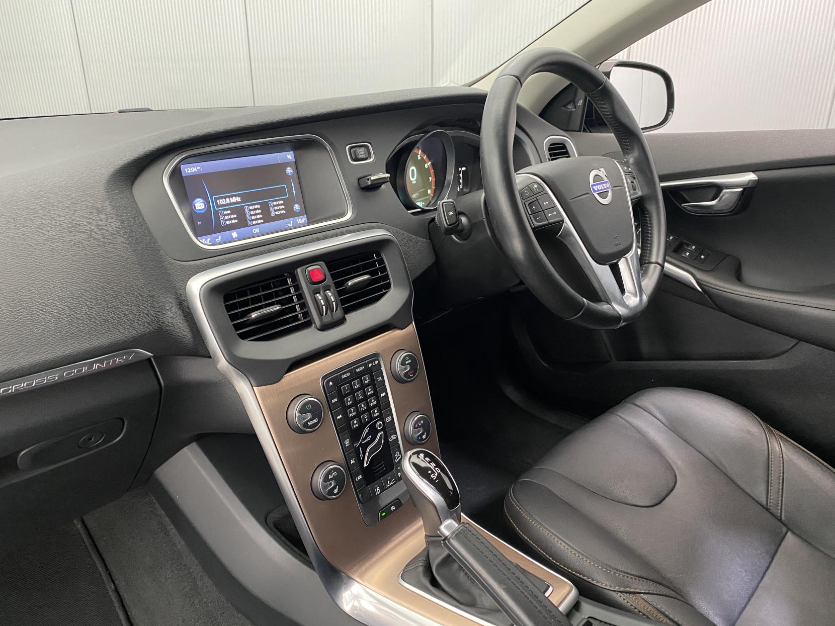 Volvo V40 Cross Country 2.0 T5 Lux Nav Hatchback 5dr Petrol Geartronic AWD Euro 6 (s/s) (245 ps)