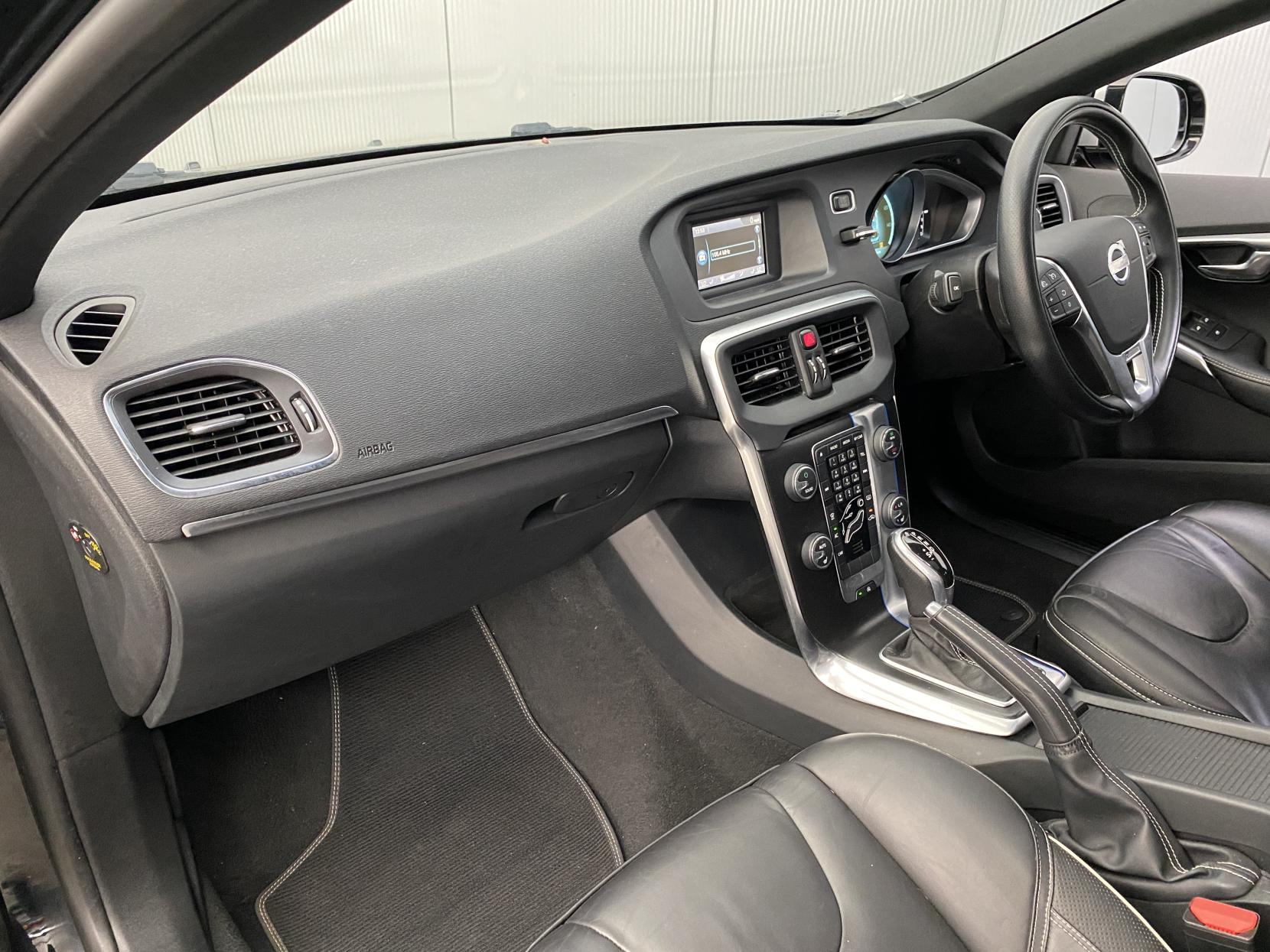 Volvo V40 2.0 D4 R-Design Lux Hatchback 5dr Diesel Geartronic Euro 5 (s/s) (177 ps)