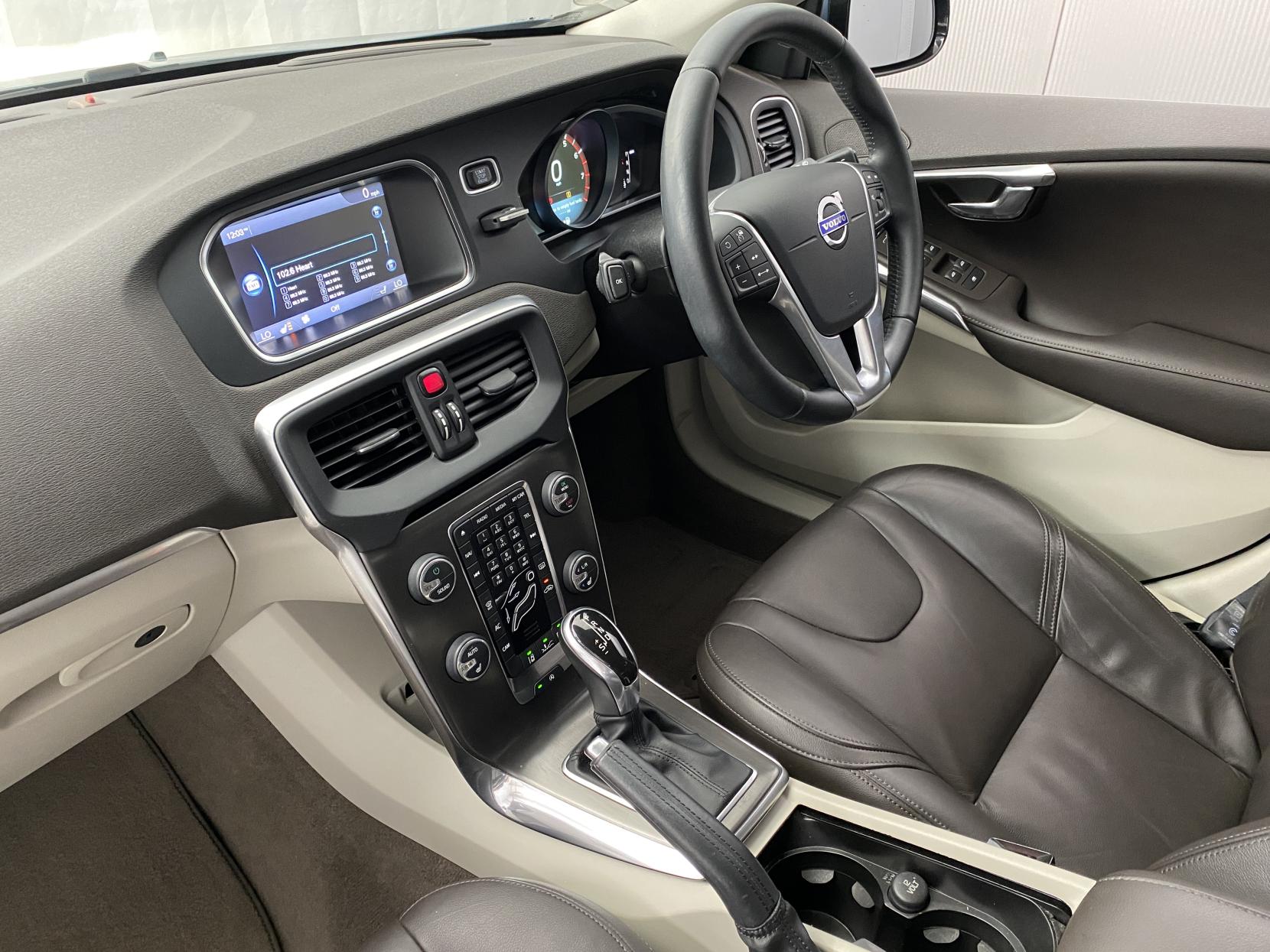 Volvo V40 1.6 T4 SE Hatchback 5dr Petrol Powershift Euro 5 (s/s) (180 ps)
