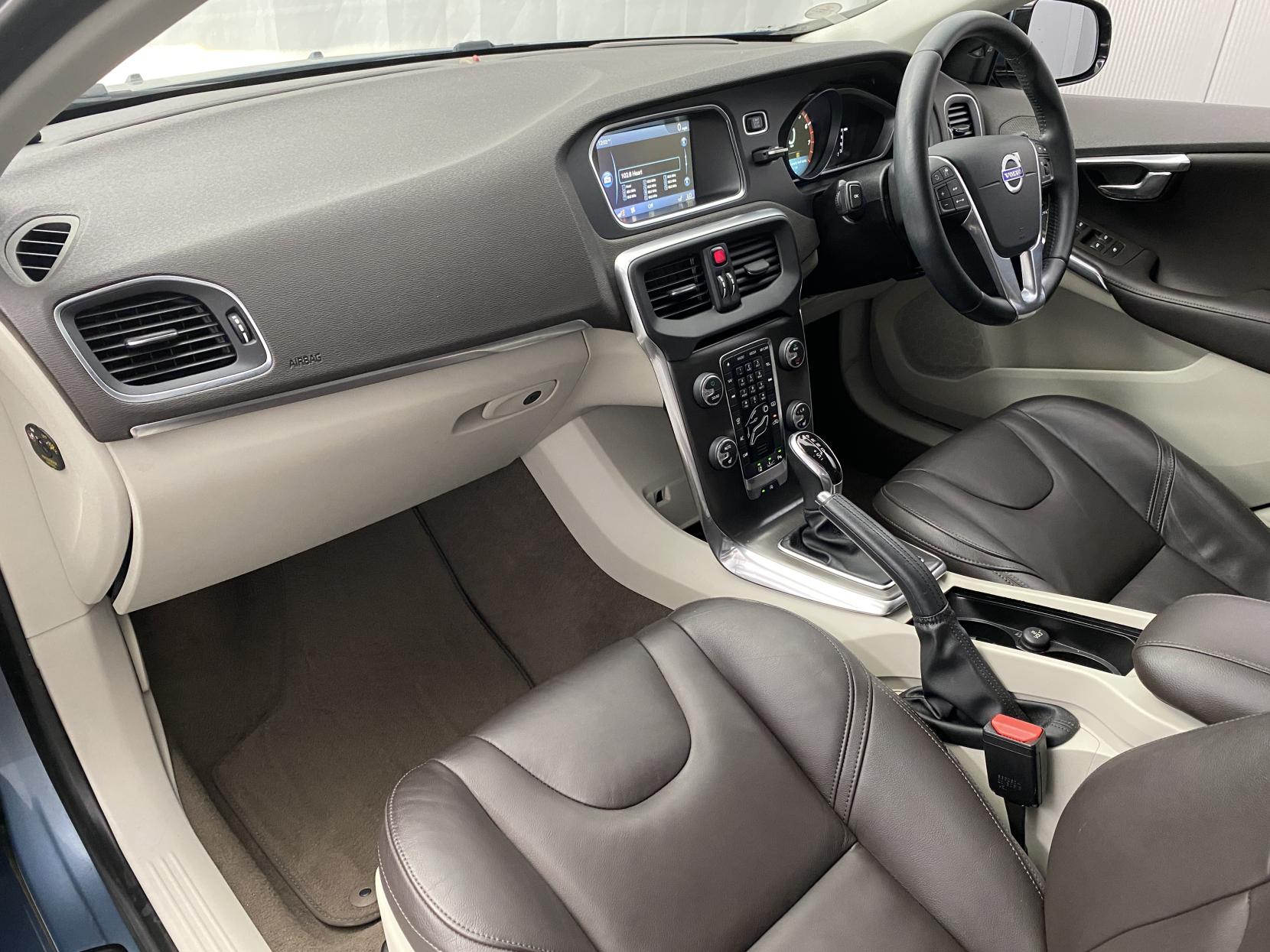 Volvo V40 1.6 T4 SE Hatchback 5dr Petrol Powershift Euro 5 (s/s) (180 ps)