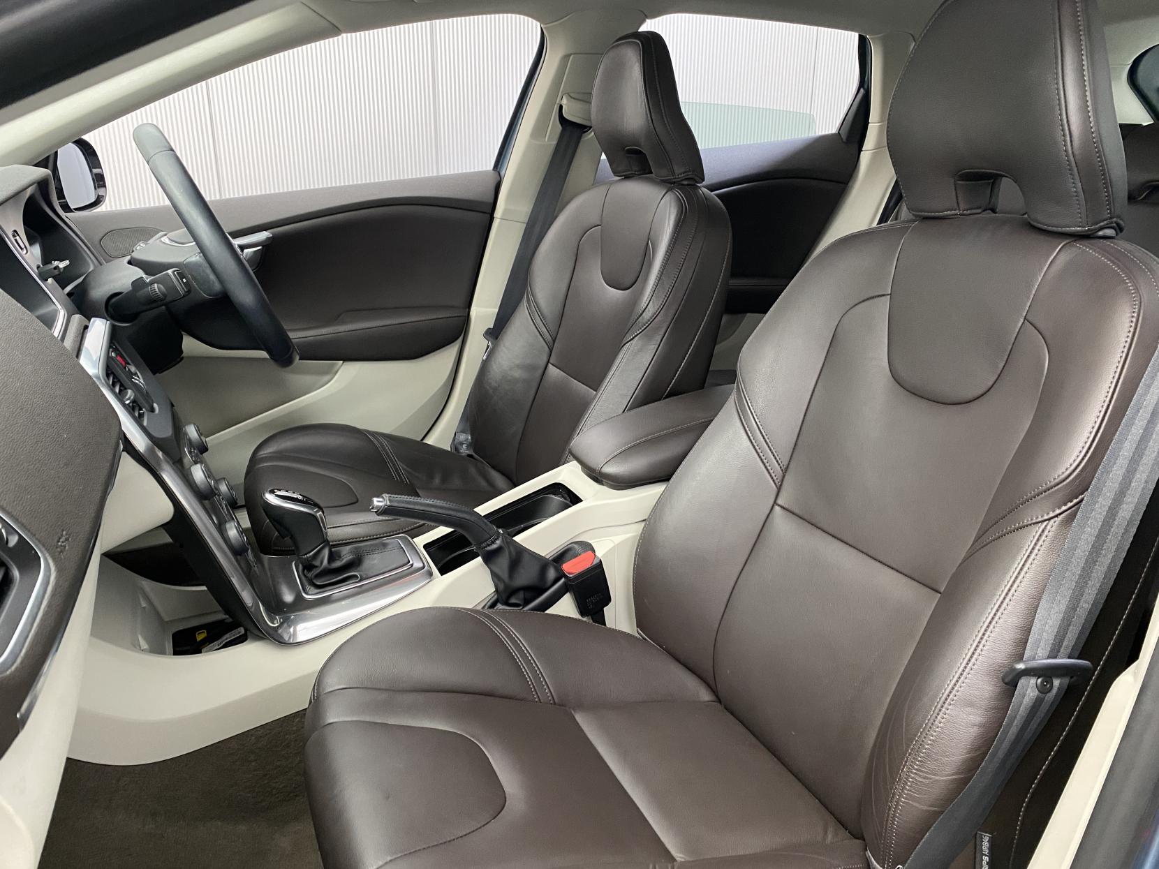 Volvo V40 1.6 T4 SE Hatchback 5dr Petrol Powershift Euro 5 (s/s) (180 ps)