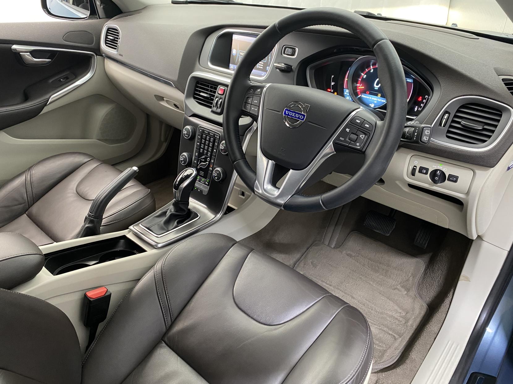 Volvo V40 1.6 T4 SE Hatchback 5dr Petrol Powershift Euro 5 (s/s) (180 ps)